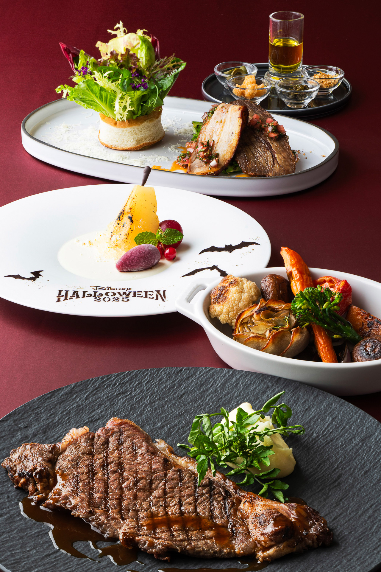 「ディズニー・ハロウィーン」期間中に提供する「エンパイア・グリル」のディナーメニュー