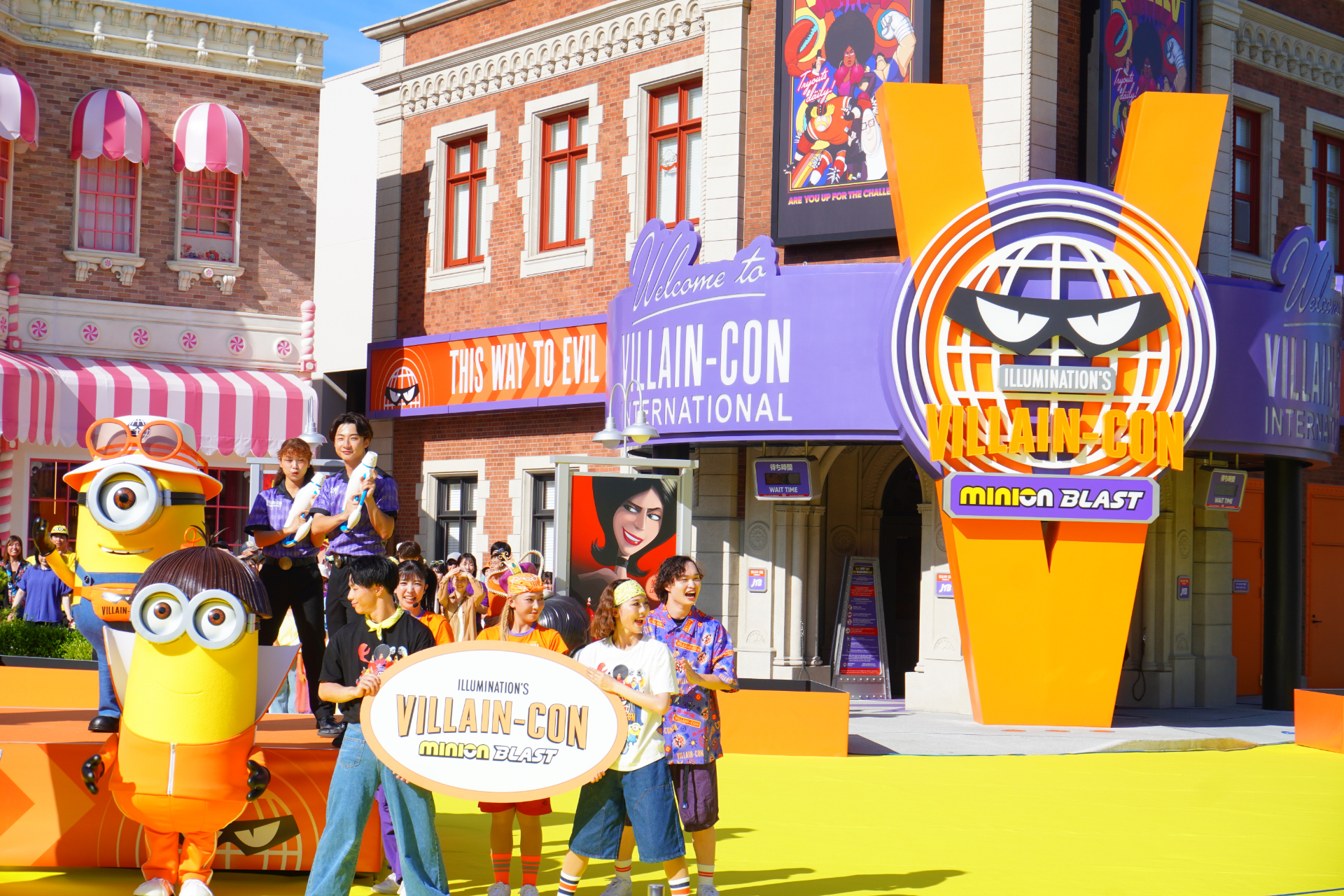 新エリアの象徴となる巨大な「V」マークを初お披露目。悪役や悪党を意味する「Villan（ヴィラン）」の頭文字