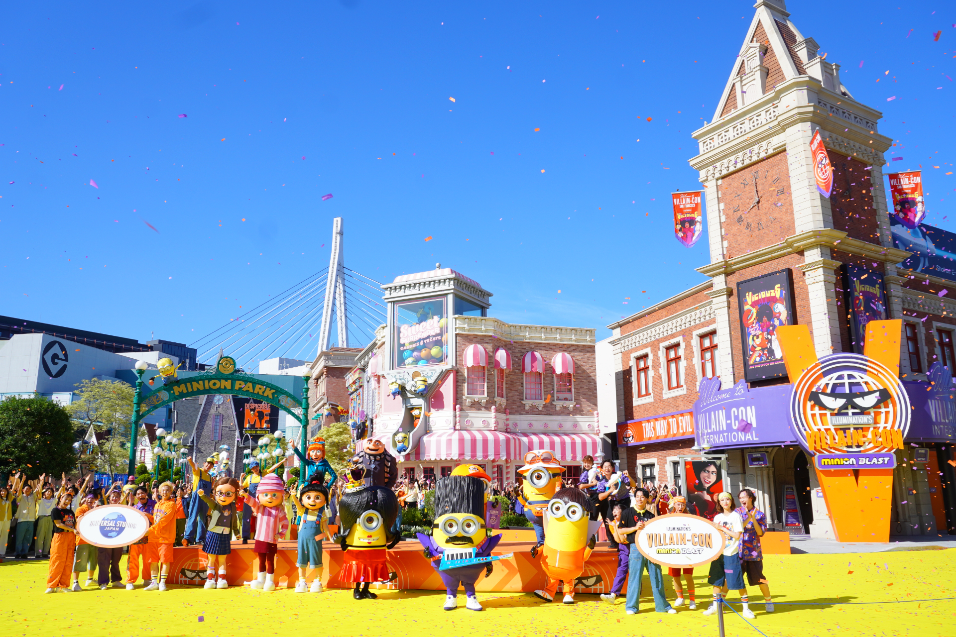 ファン300人が集まり「ヴィラ・ヴィランコ～～～ン!!」の掛け声で盛大にグランドオープンをお祝い