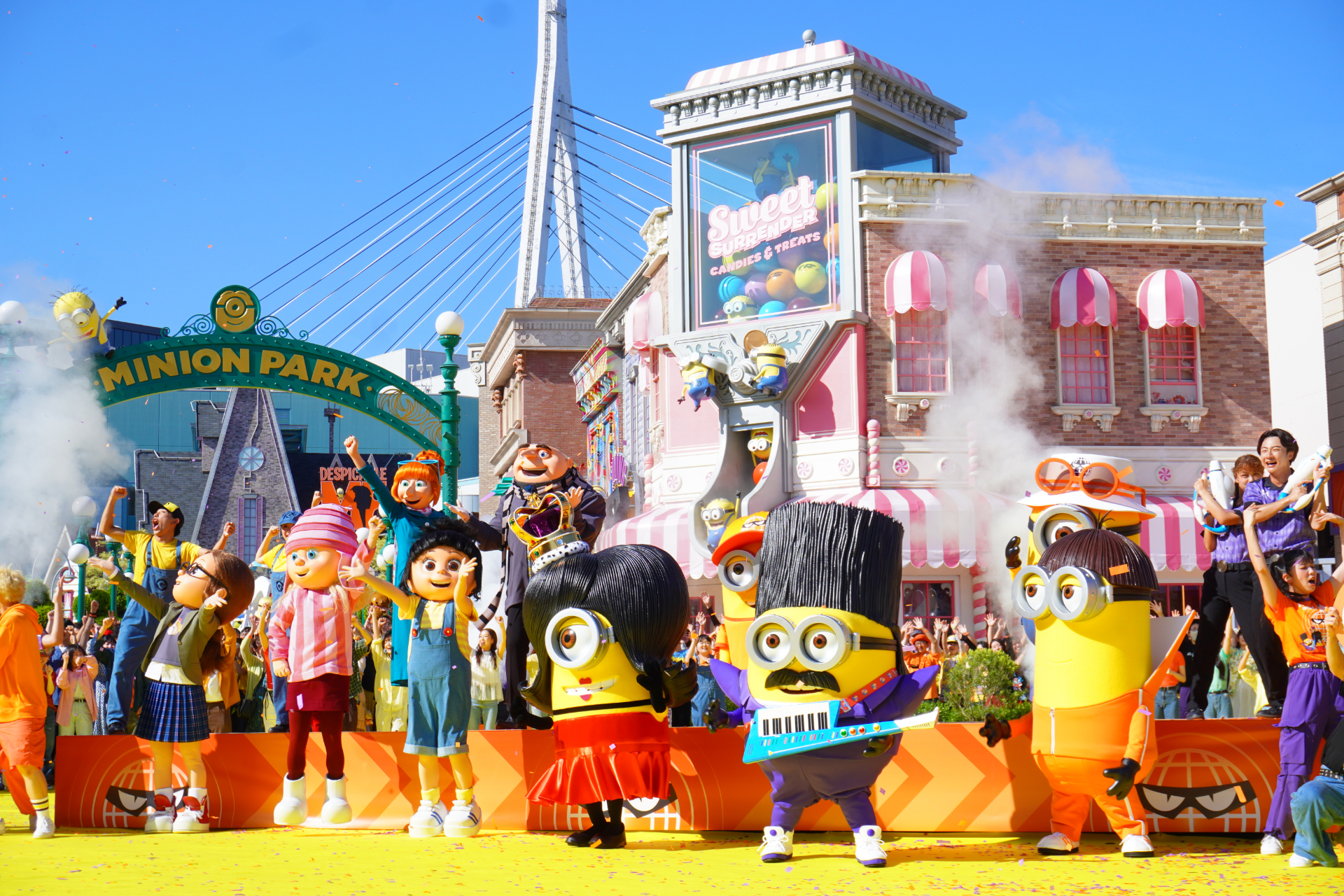 大悪党大会のコスプレコンテストに参加するため、ミニオンたちもワルに扮して登場。悪党コスのミニオンは、エリア内のグリーティングで会える