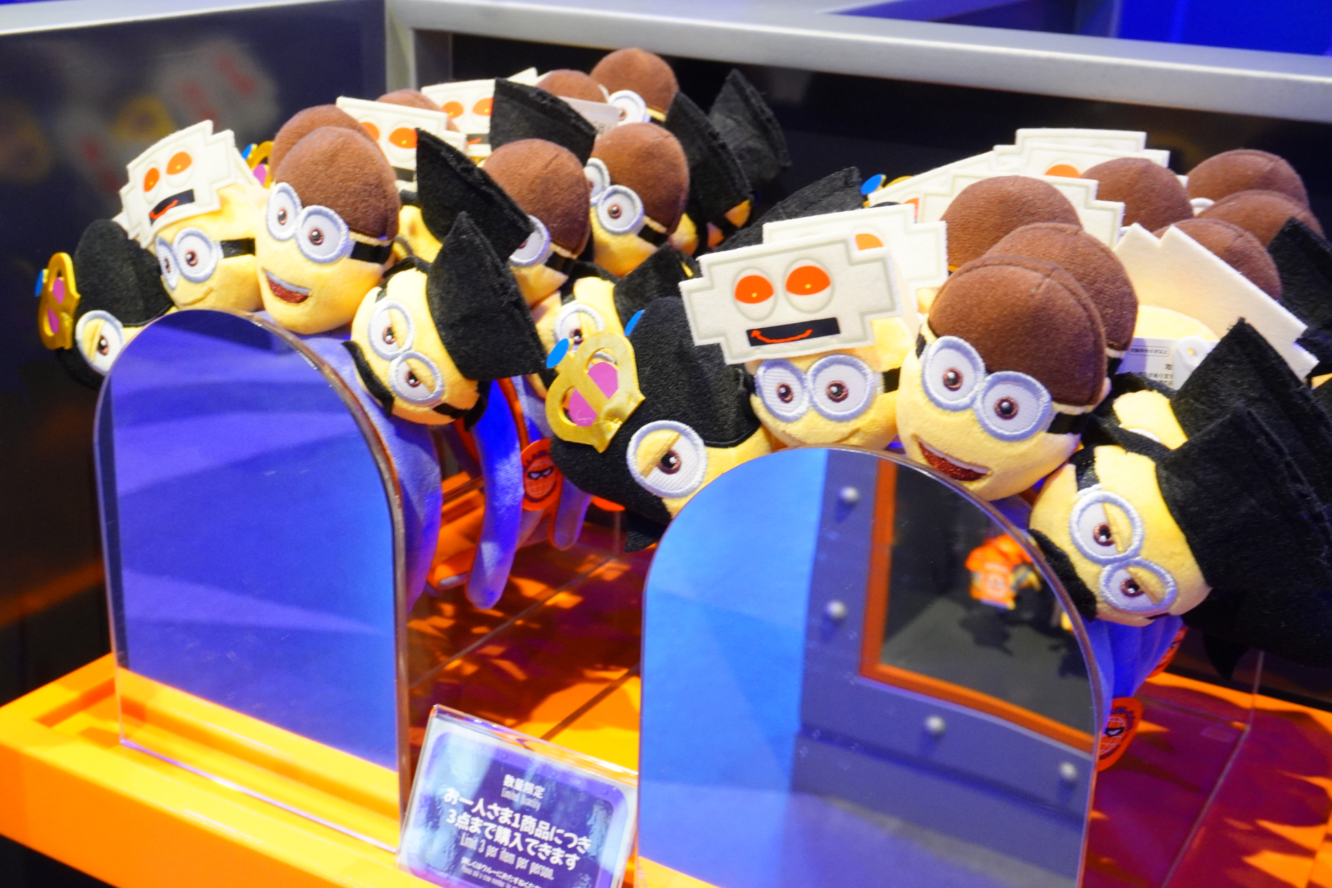 注目アイテムの「カチューシャ」。歴代の悪役に扮したミニオンフェイスが並ぶ（3600円）