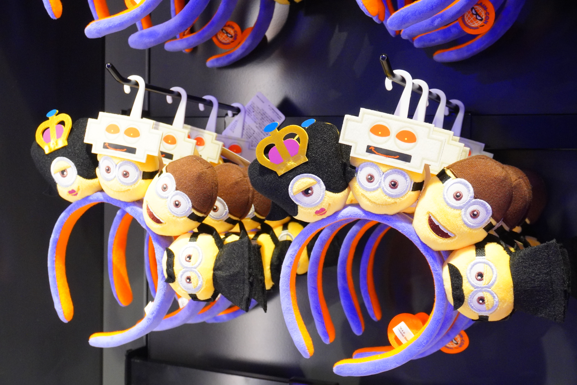 注目アイテムの「カチューシャ」。歴代の悪役に扮したミニオンフェイスが並ぶ（3600円）