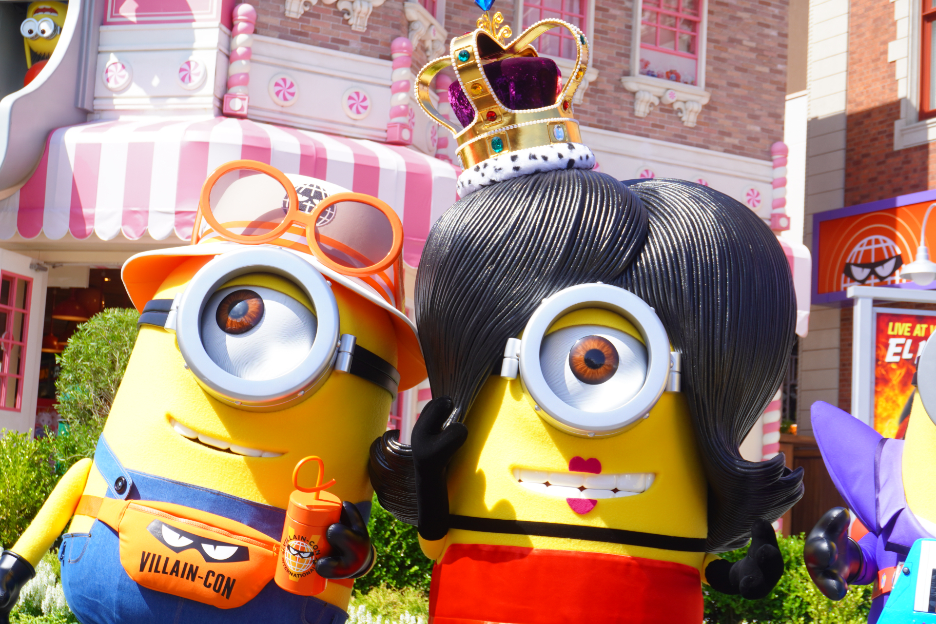 ユニークな髪形や細部の衣裳小物に注目