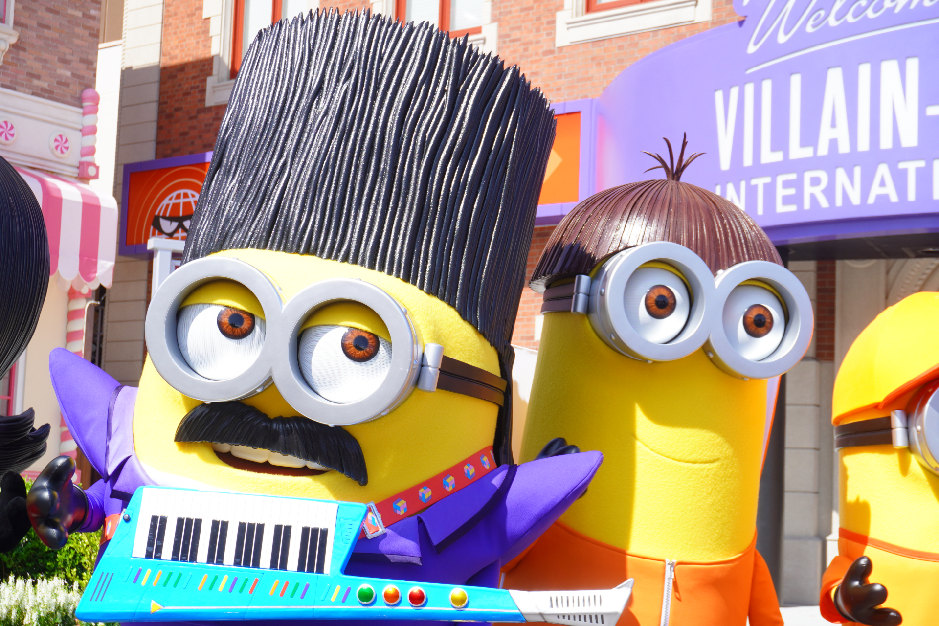 ユニークな髪形や細部の衣裳小物に注目