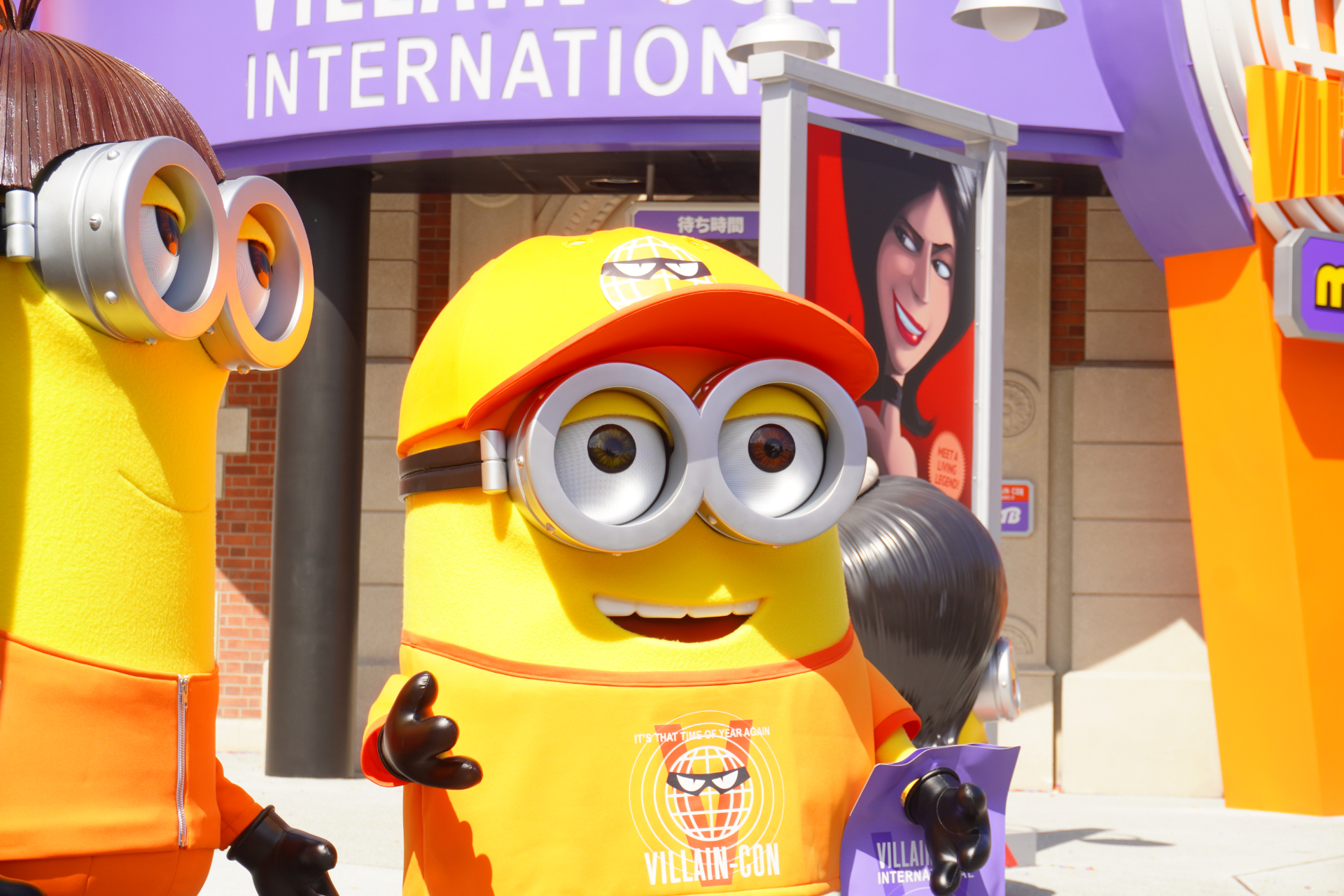 ユニークな髪形や細部の衣裳小物に注目