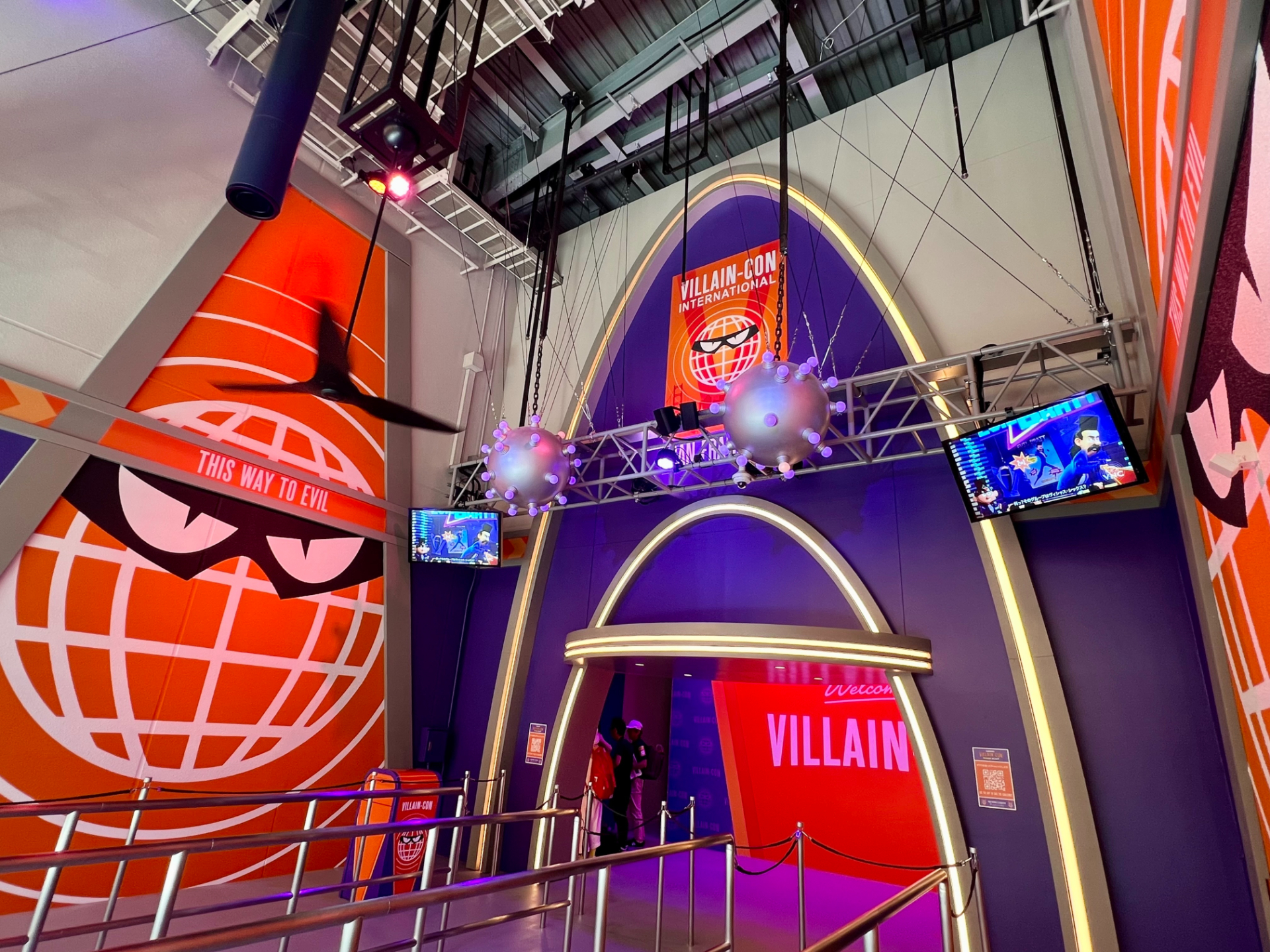 待機列からアトラクション館内へ