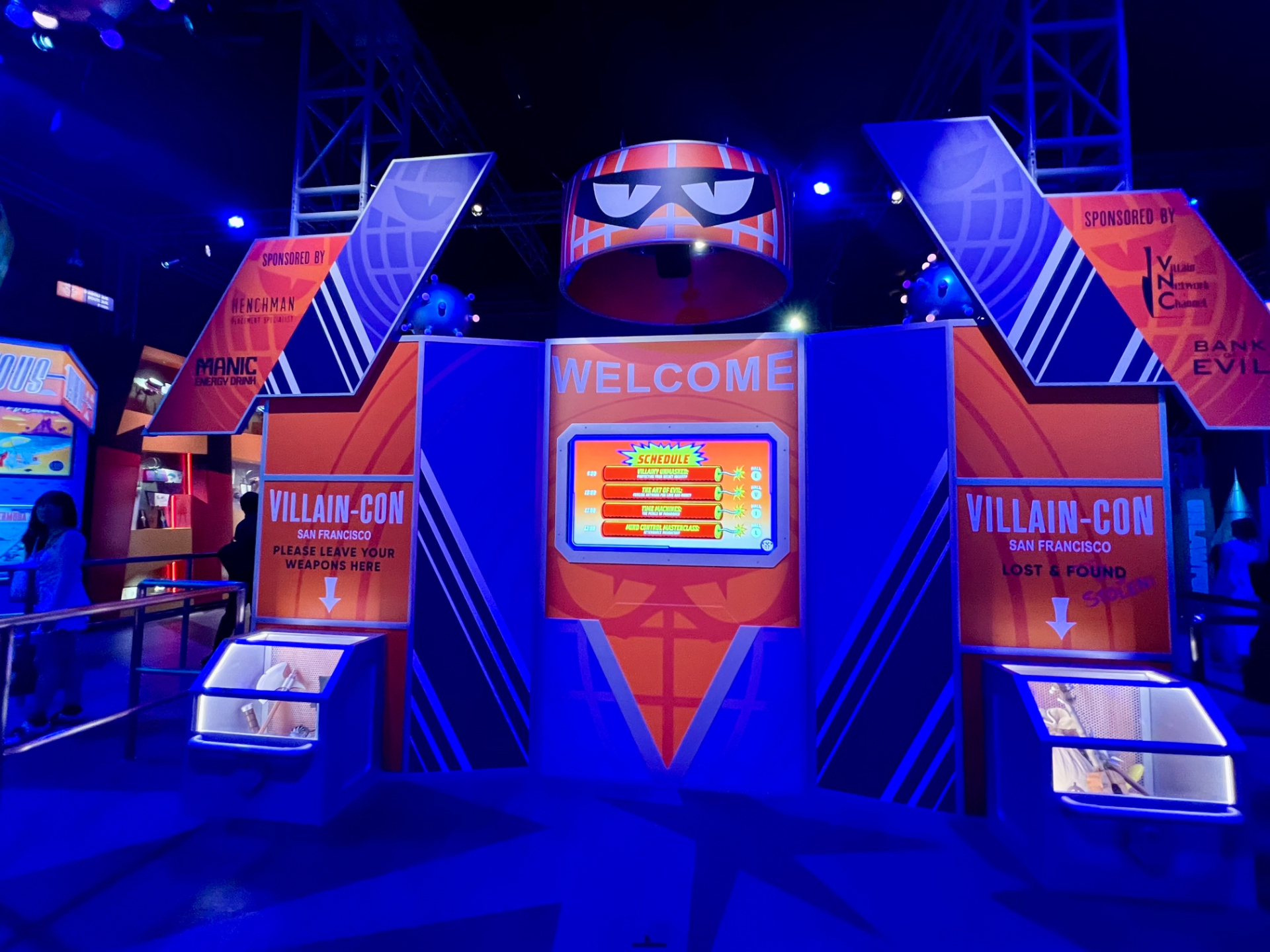 待機列に並んでいるあいだも見どころ満載