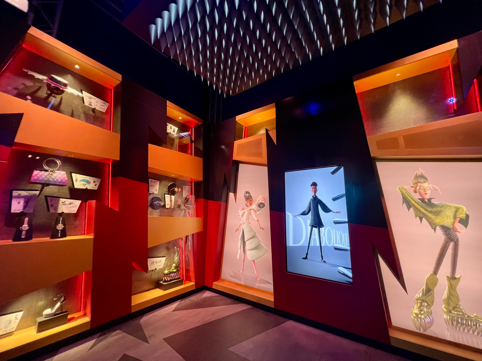 待機列に並んでいるあいだも見どころ満載