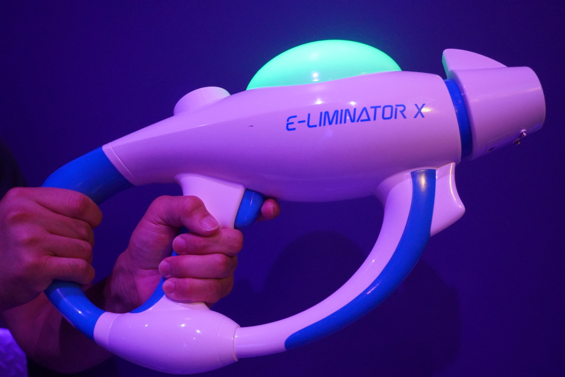 アトラクションの冒頭だけチラ見せ。電気銃「イーリミネーターX」の手元にスコアも表示される