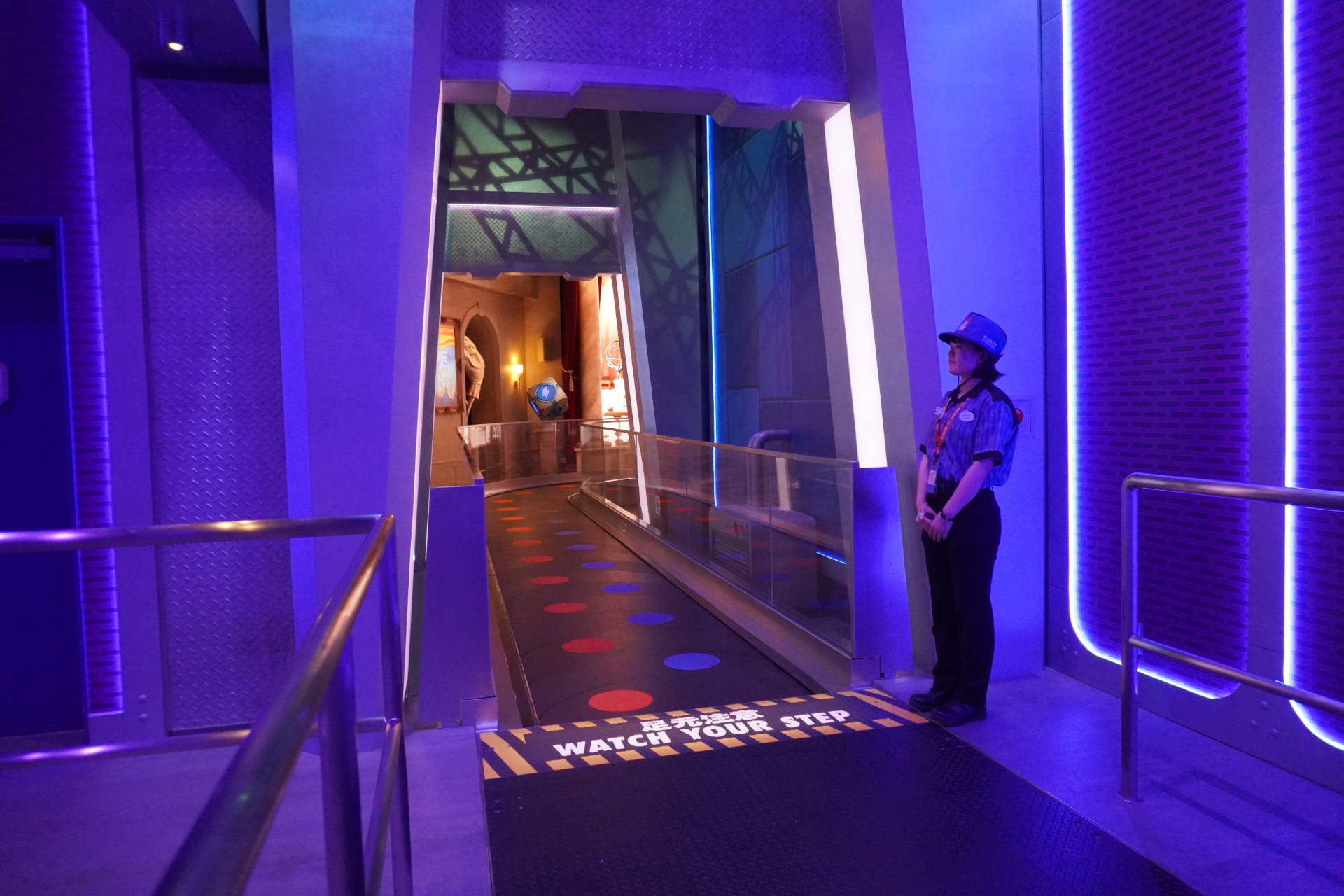 アトラクションの冒頭だけチラ見せ。電気銃「イーリミネーターX」の手元にスコアも表示される