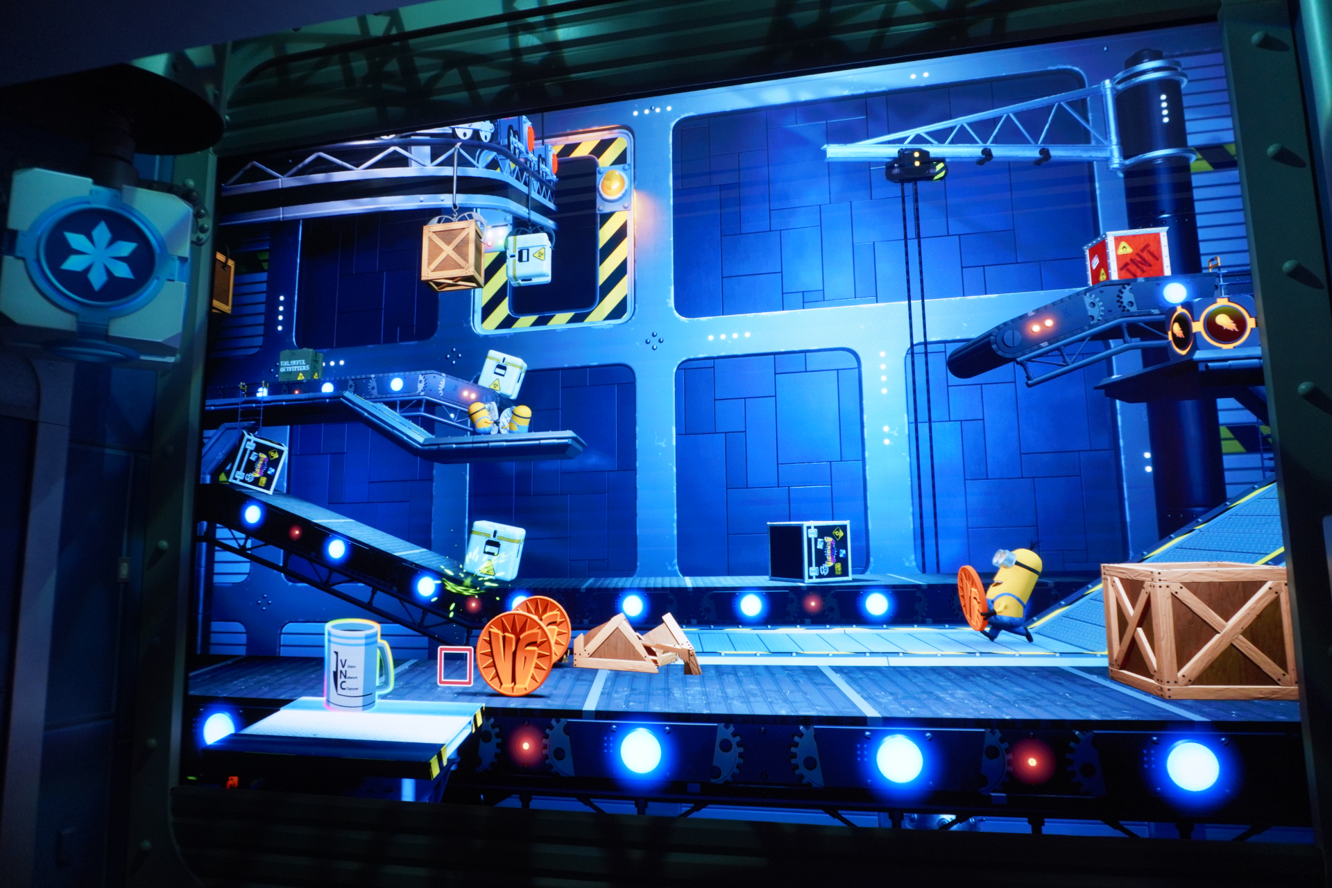 アトラクションの冒頭だけチラ見せ。電気銃「イーリミネーターX」の手元にスコアも表示される