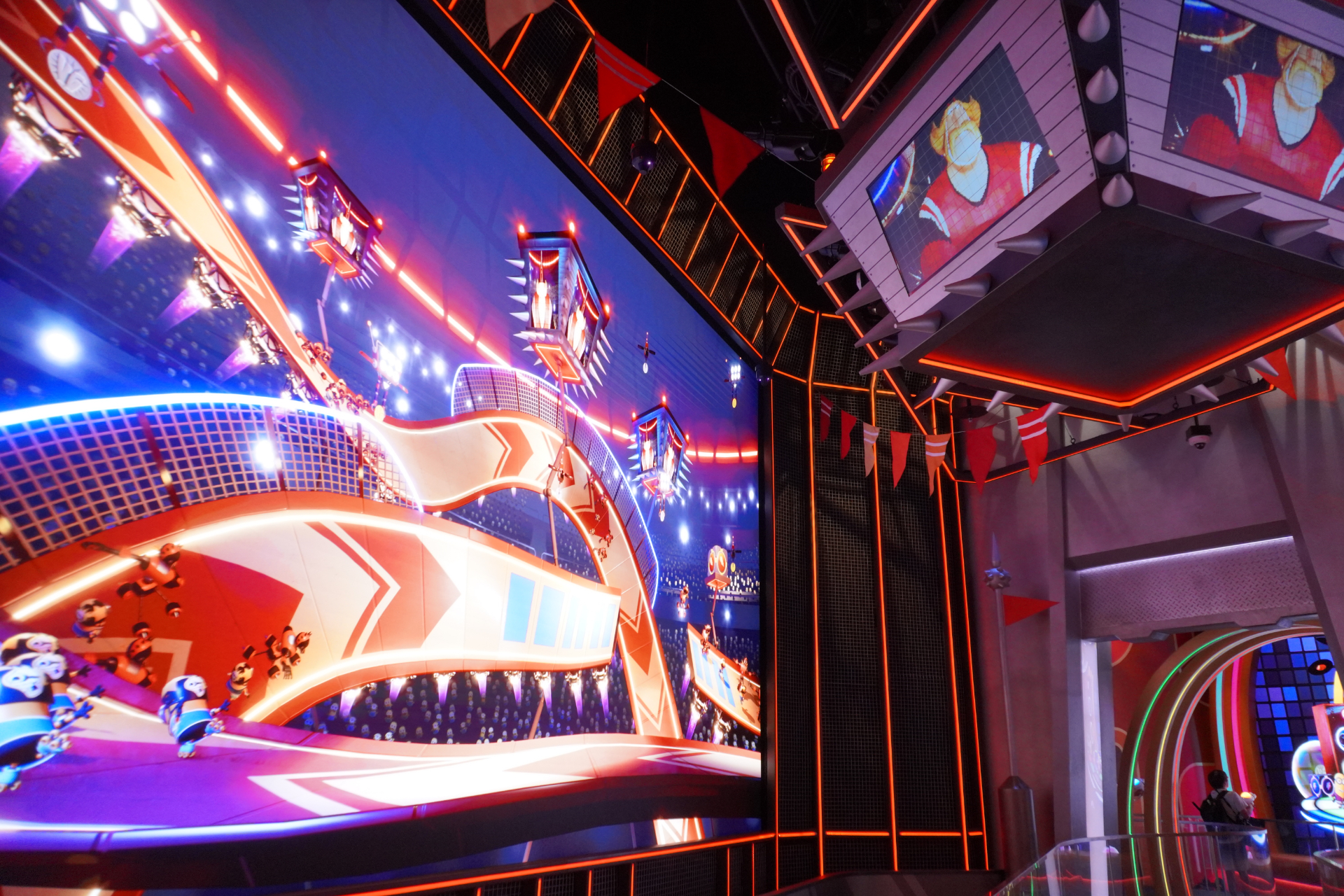 アトラクションの冒頭だけチラ見せ。電気銃「イーリミネーターX」の手元にスコアも表示される