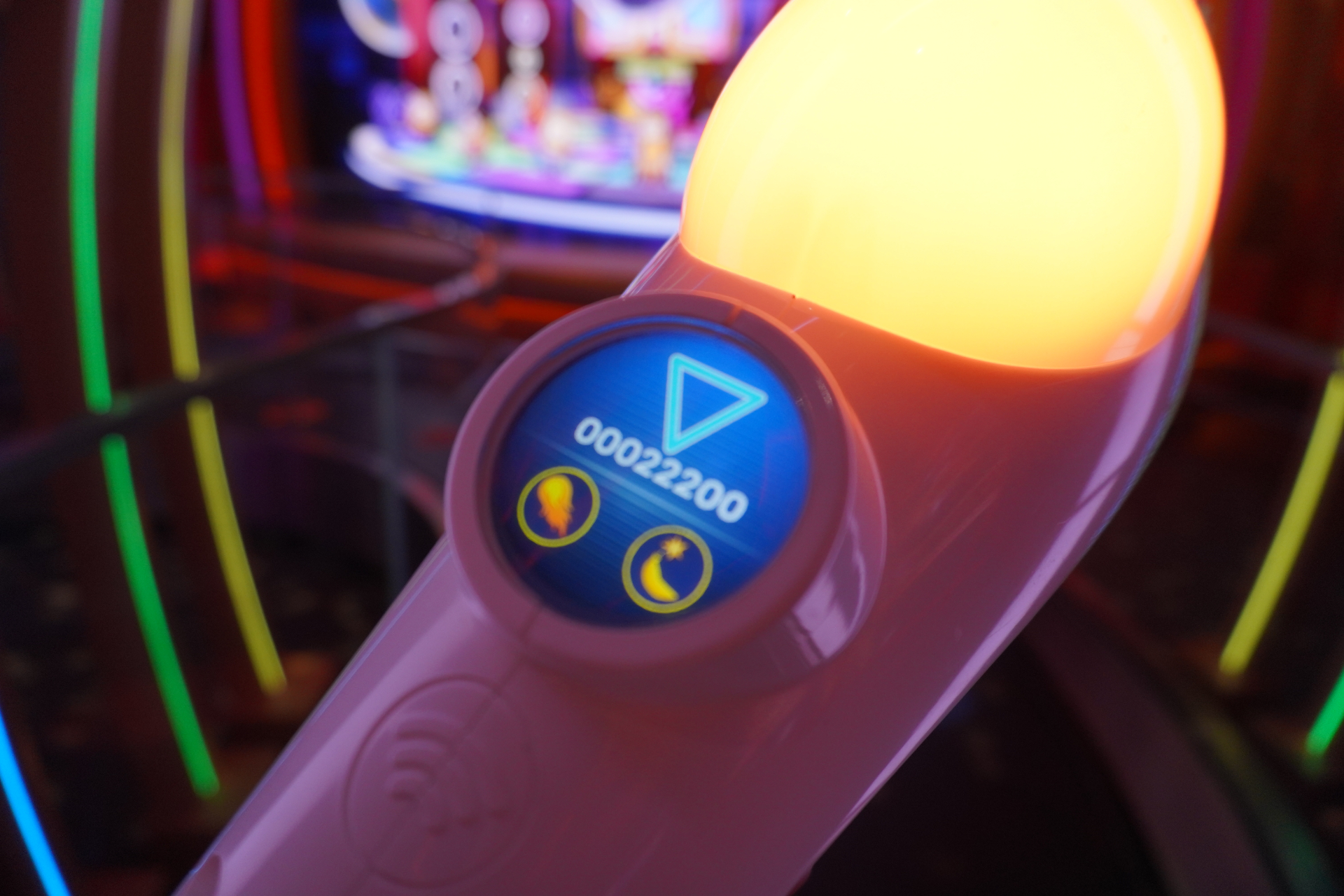 アトラクションの冒頭だけチラ見せ。電気銃「イーリミネーターX」の手元にスコアも表示される