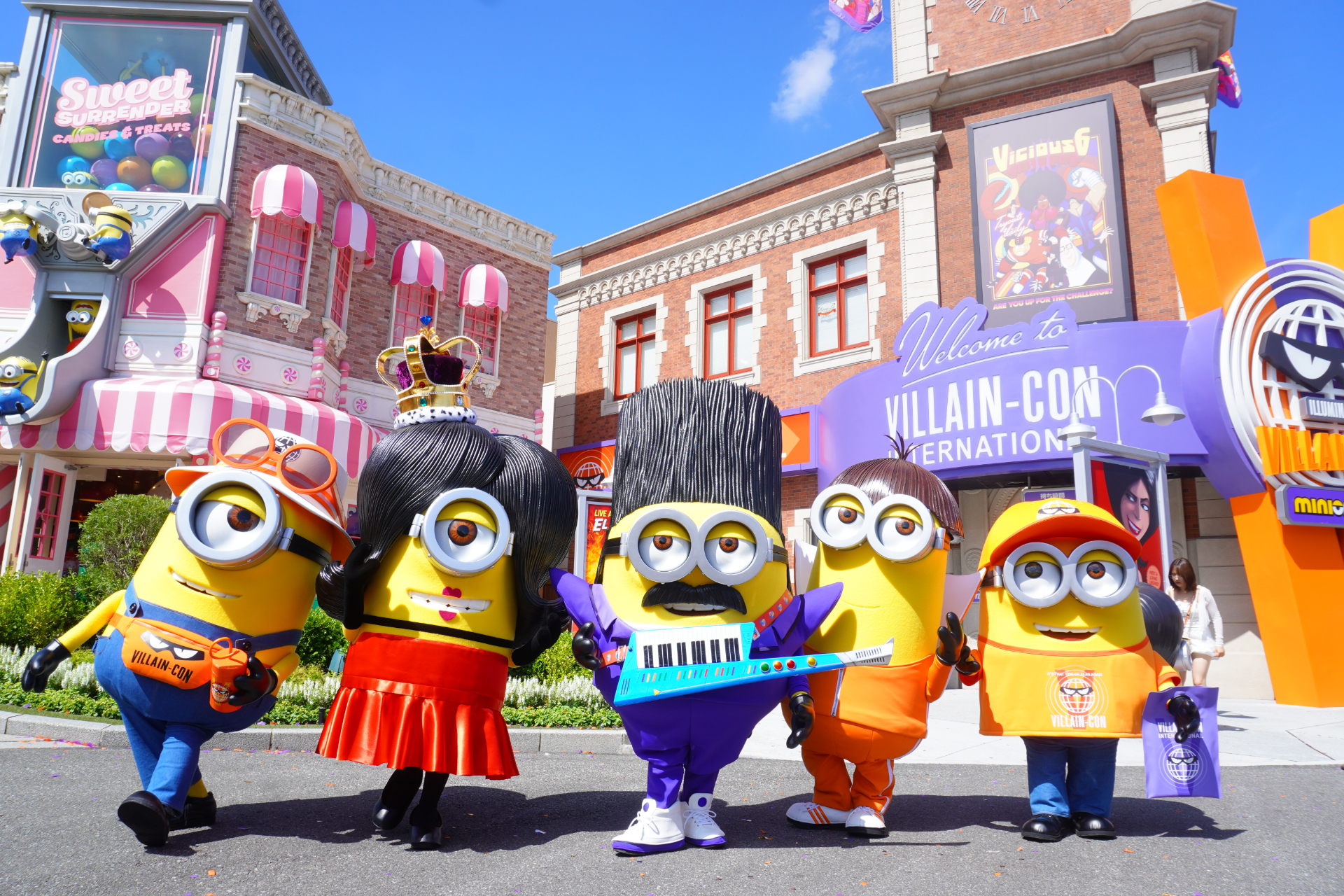 新アトラクション「ミニオン・ハチャメチャ・ミッション～大悪党への道～」正面。1日数回のキャラグリも行なわれる