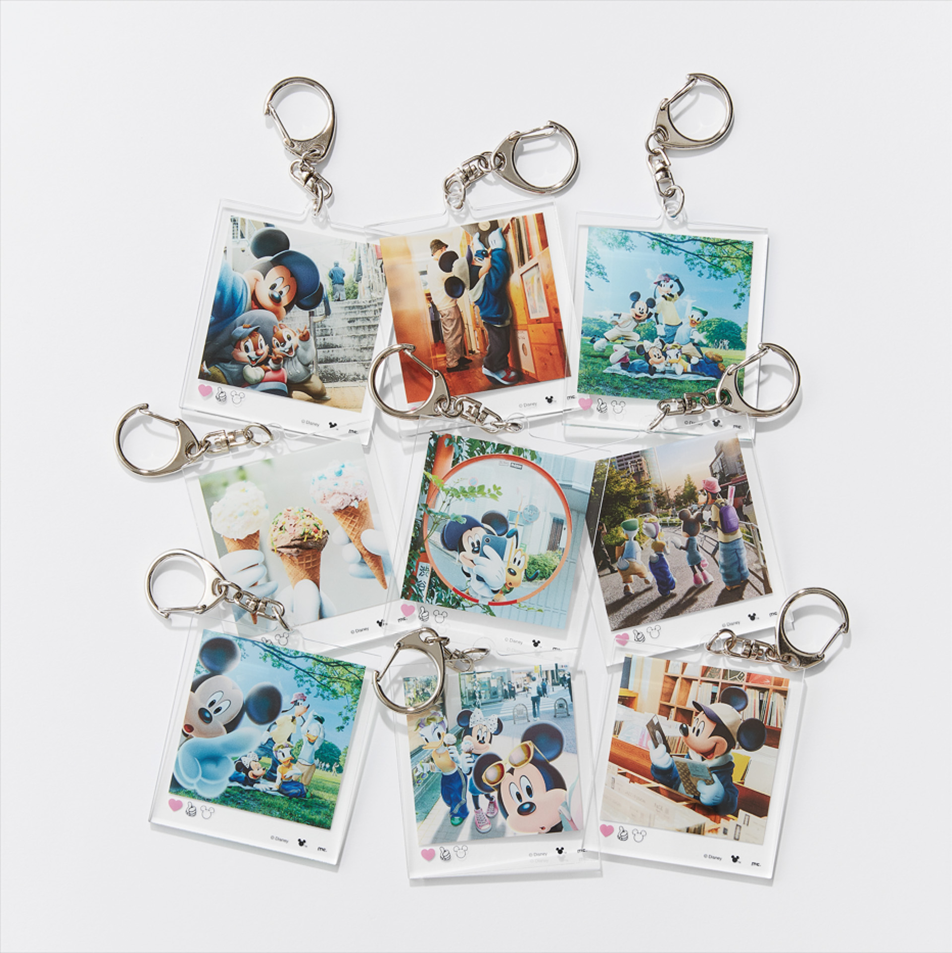 「ミッキー＆フレンズ・イン・リアル・ライフ」デザインのアイテムを多数販売。「アクリルキーホルダー MIRL」（953円）