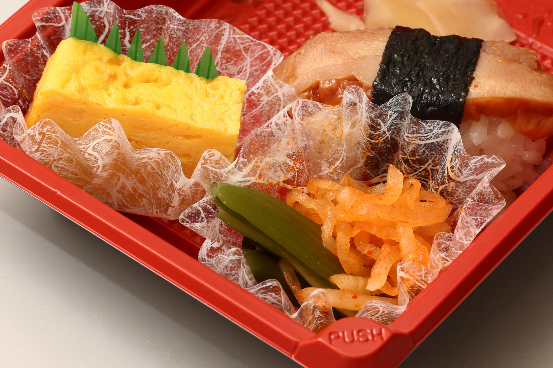 付け合わせは大根と小松菜の胡麻和え、玉子焼き、がり