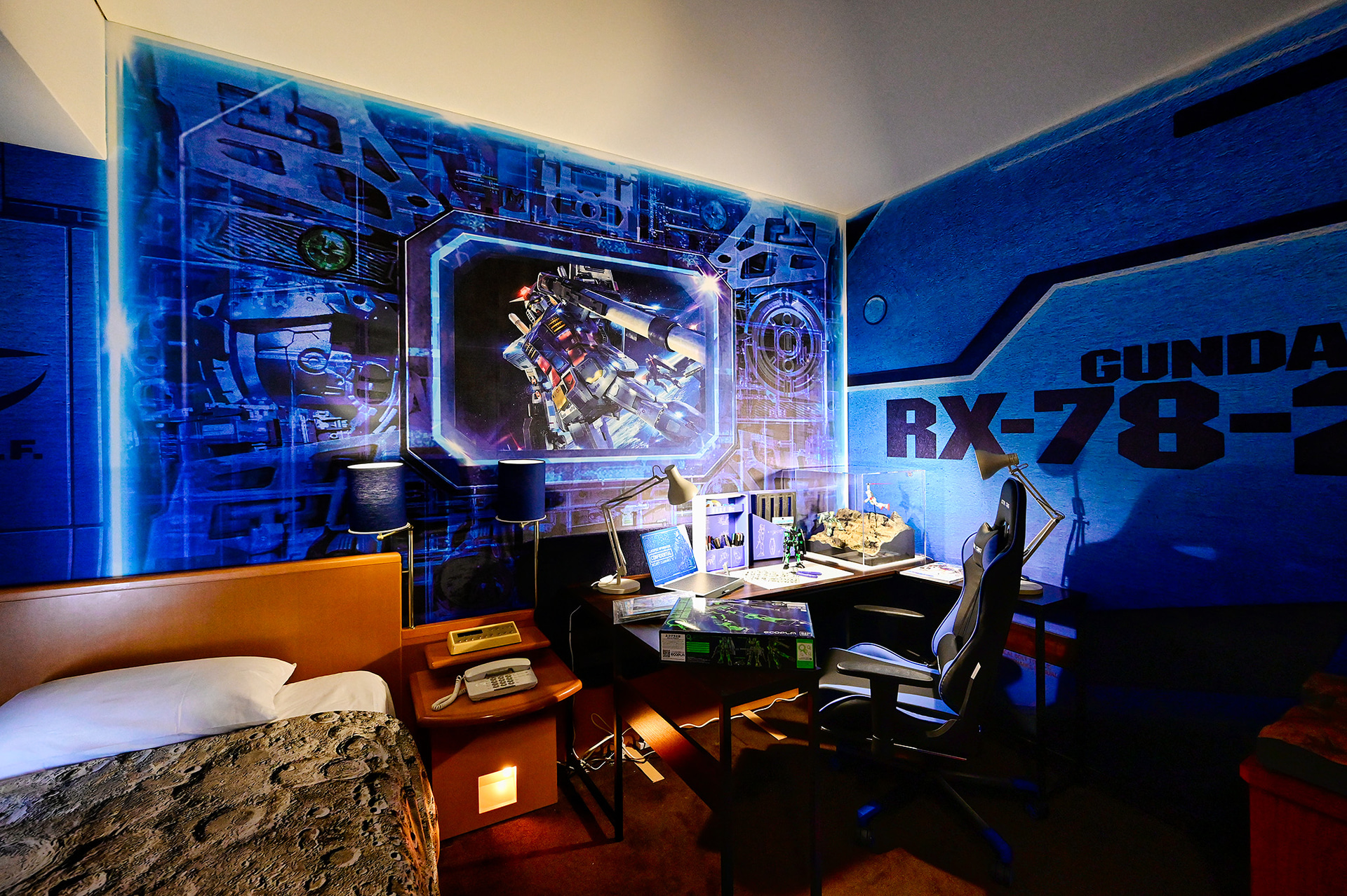 ガンプラコラボルーム「“MG RX-78-2 GUNDAM Ver.3.0”ROOM」、一歩足を踏み入れたらこの世界観。壁はトリックアートの手法も取り入れたオリジナルデザインのもの