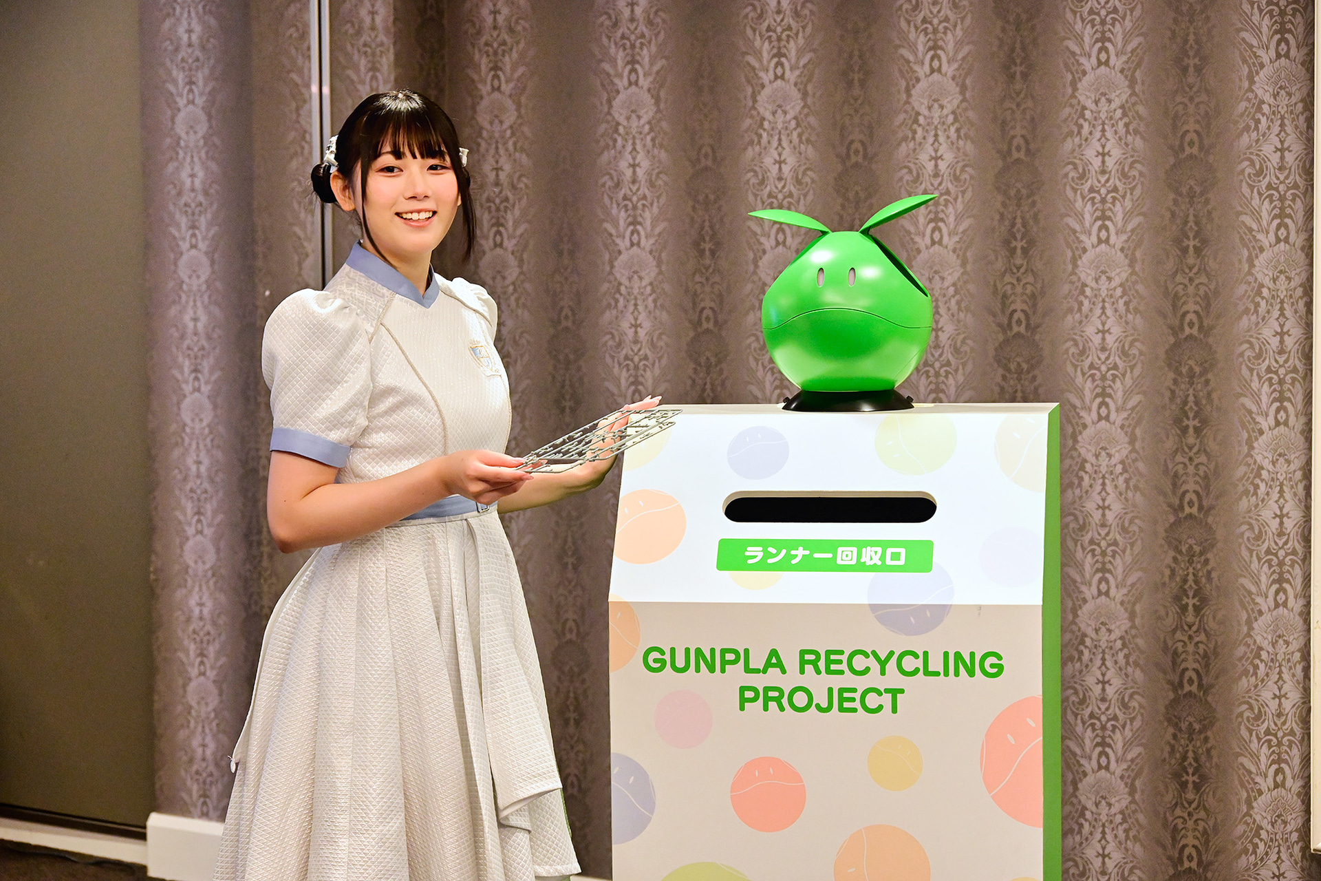 ランナーを回収BOXに入れてガンダムR作戦をPR
