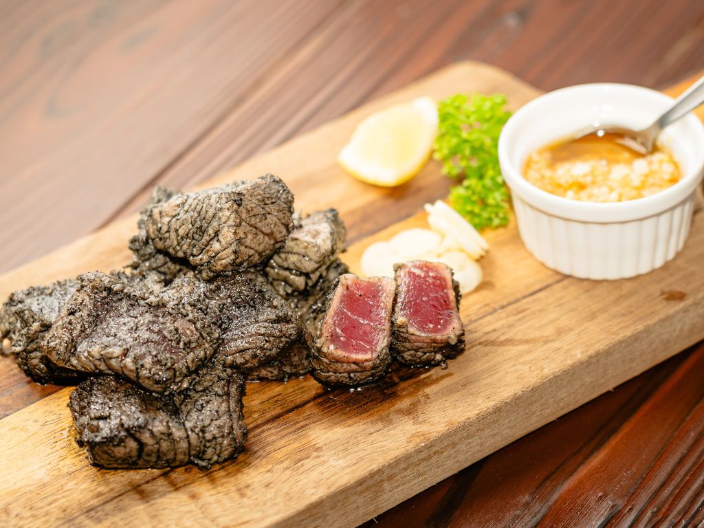 ゴロゴロ肉鰹の炭火焼き（道の駅きたごう）
