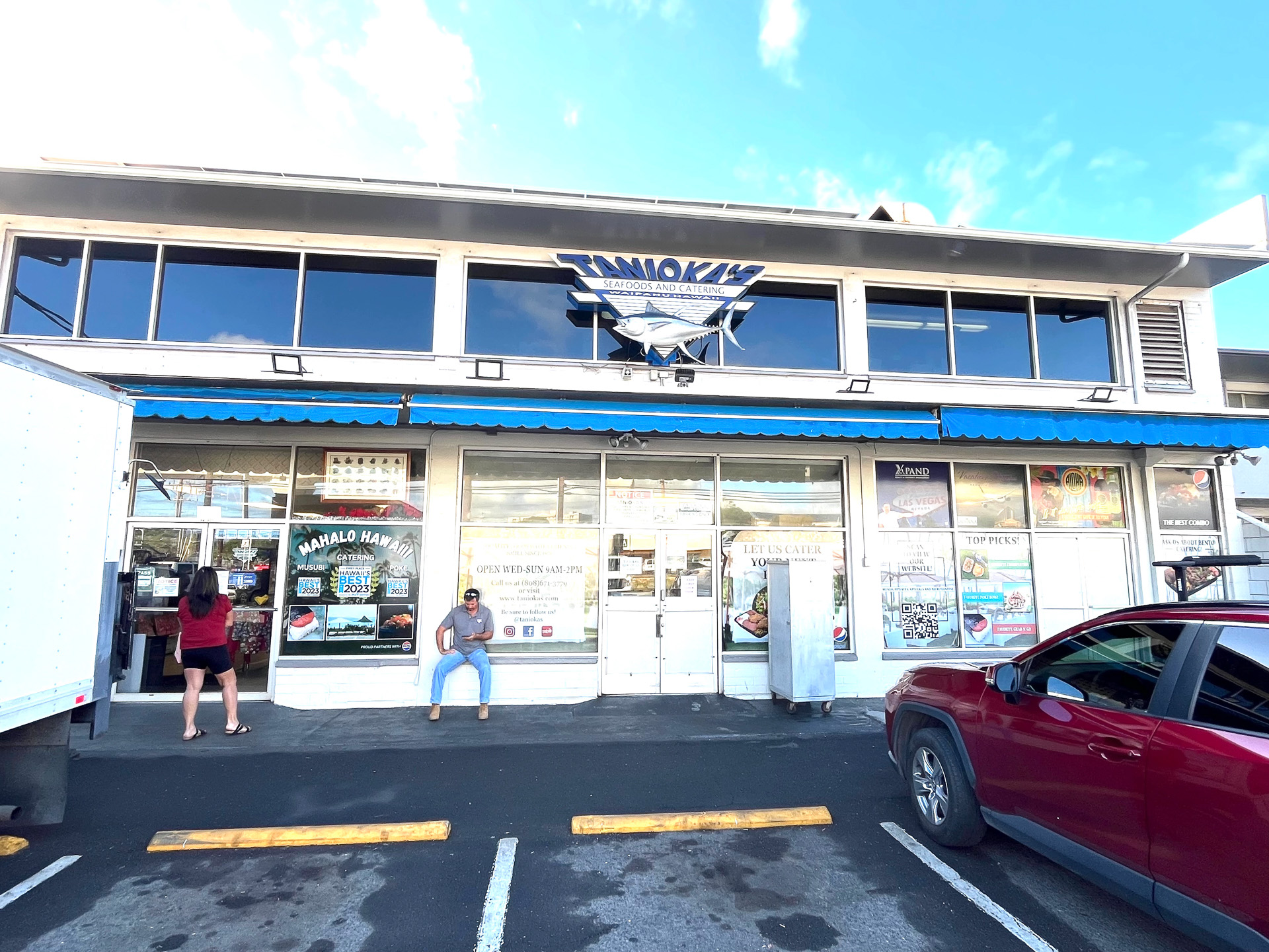 9時の開店を待つ地元の人たち。開店直前には行列となった