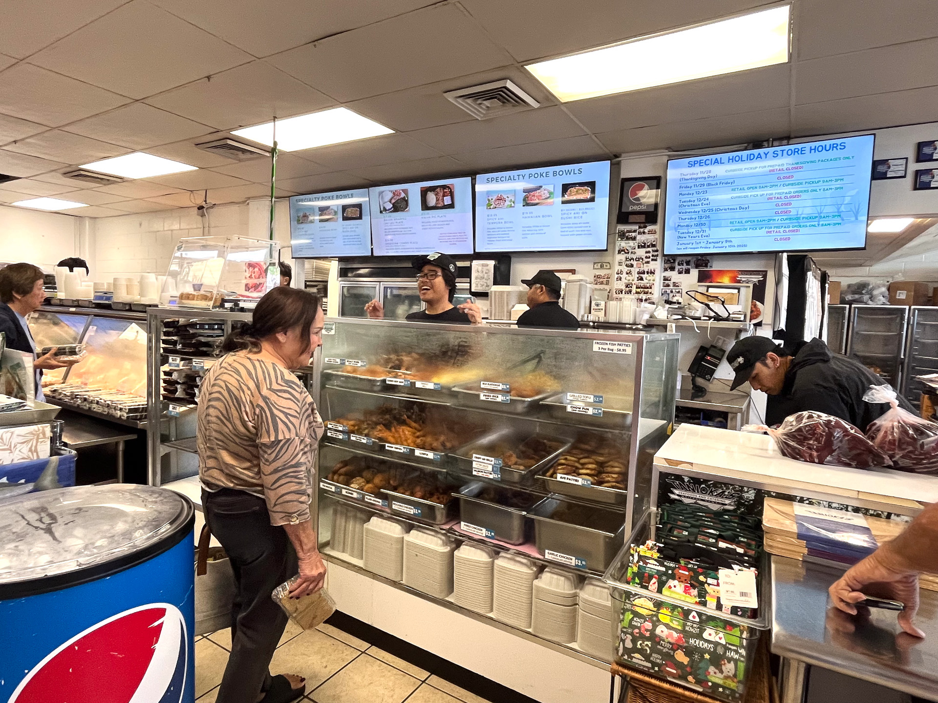 お気に入りの惣菜を注文する常連客