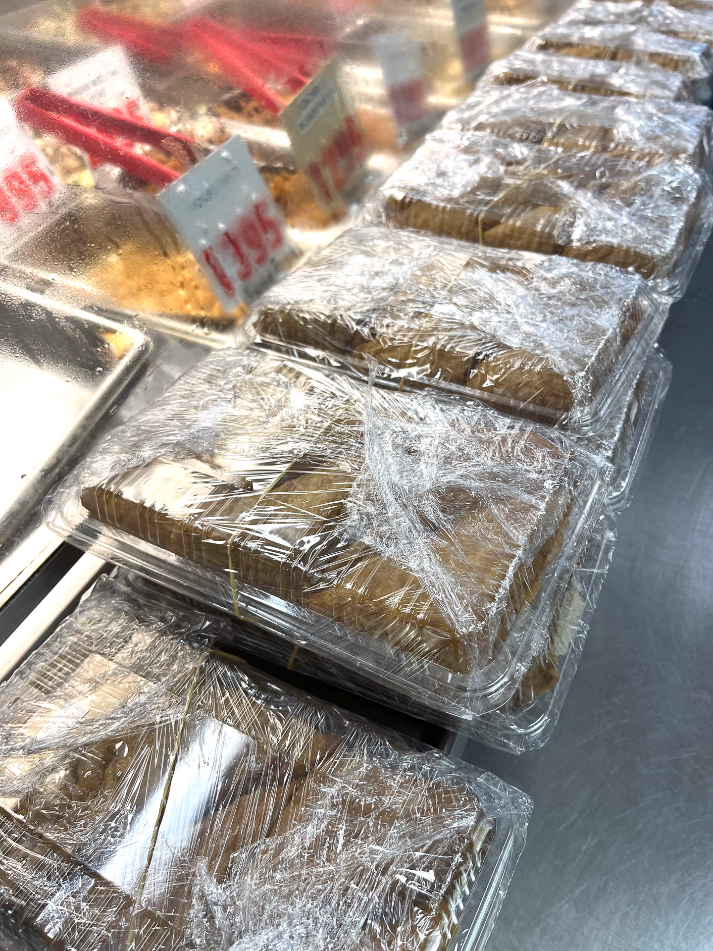 ベティおばあちゃんのいなり寿司の詰め合わせはどっしりとした重さ