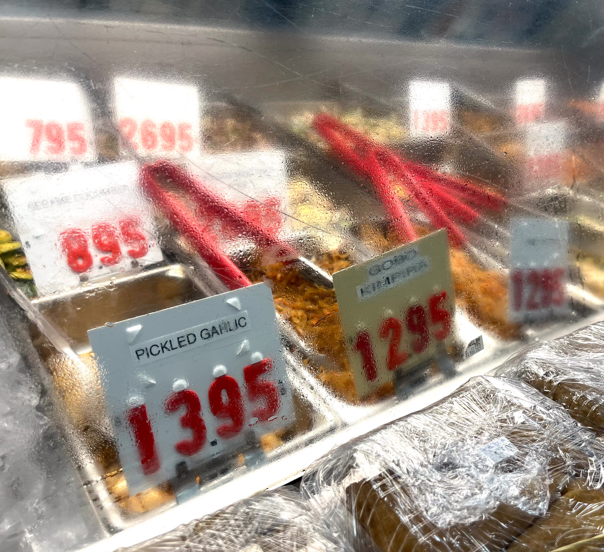 ポケ以外の惣菜も量り売りで販売。少しずついろいろな味を楽しめる