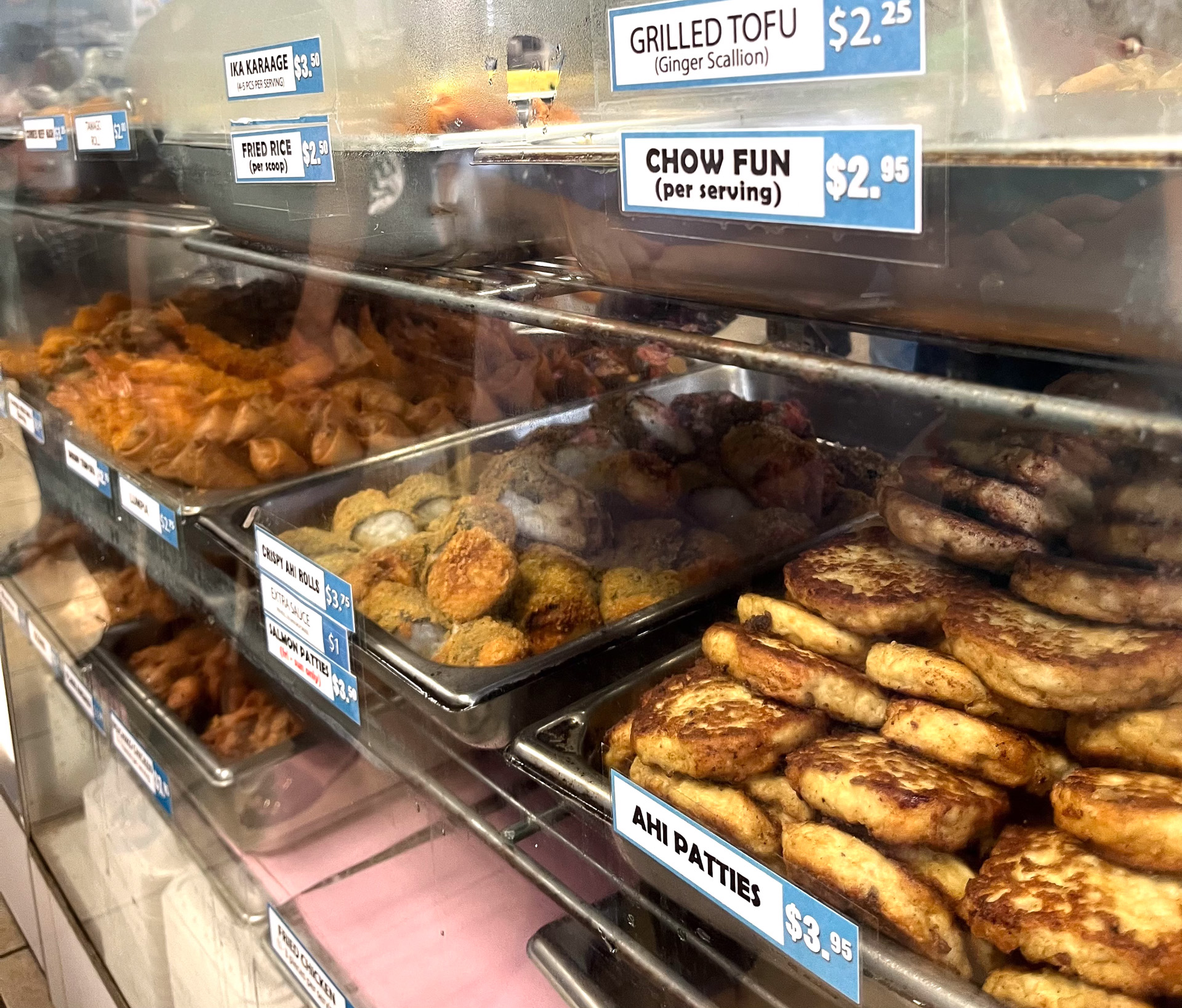 アヒパティやクリスピーアヒロールなどアヒ（マグロ）を使った自家製惣菜も豊富