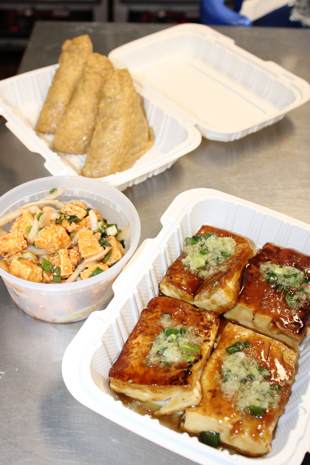 グリルド豆腐（1つ2.25ドル）、焼き豆腐ポケ（7.95ドル/1b）、いなり寿司（1つ2.25ドル）