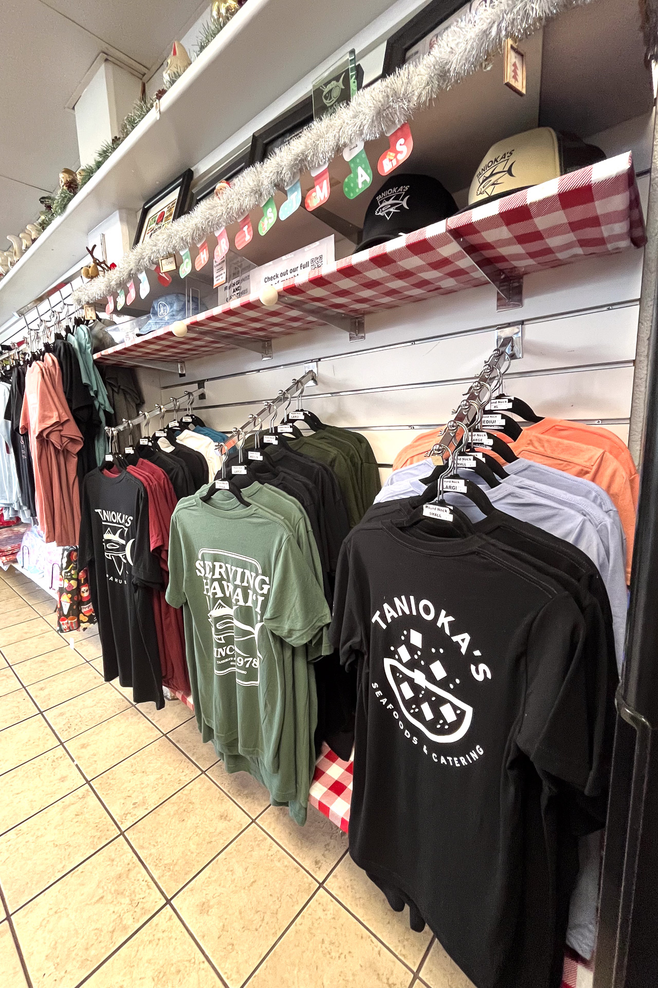 店内にはTシャツや帽子などのオリジナルグッズも並ぶ。レアなお土産になるはず！