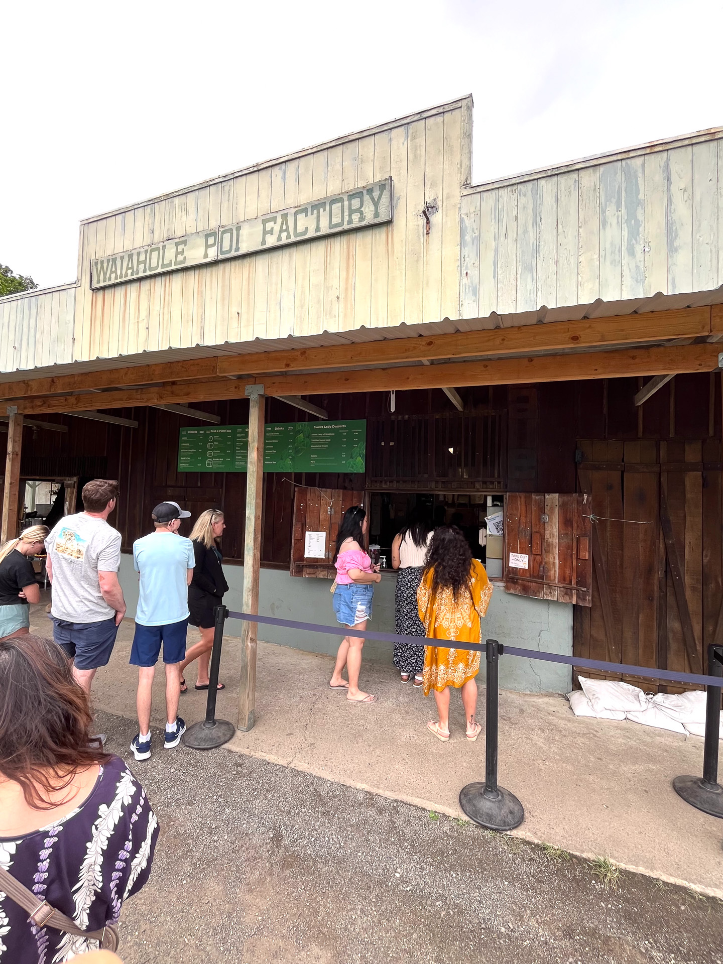 注文のために行列で待つ人たち。裏にお土産店もオープンした