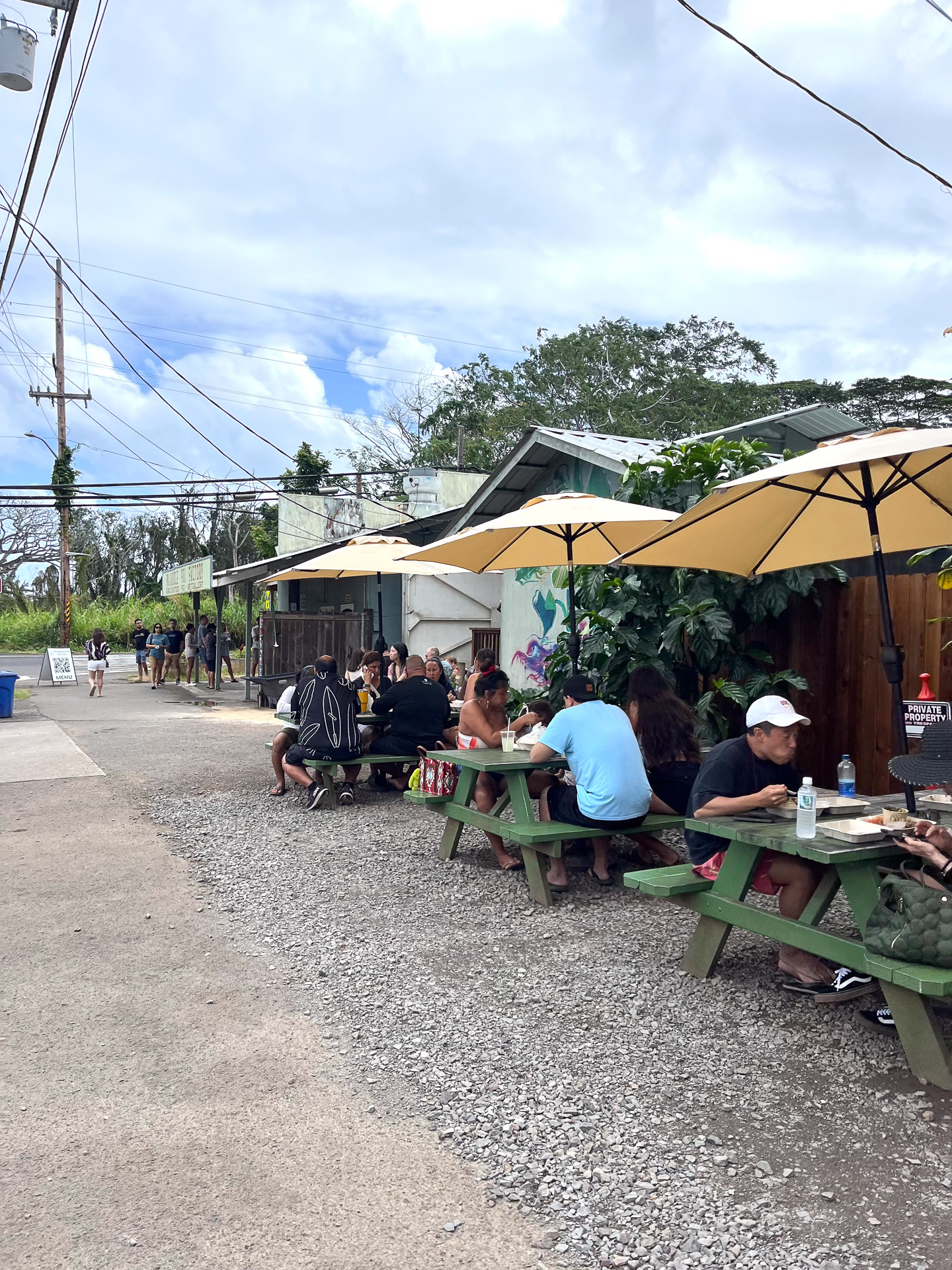 店の奥に設けられたテーブル席で食べることができる