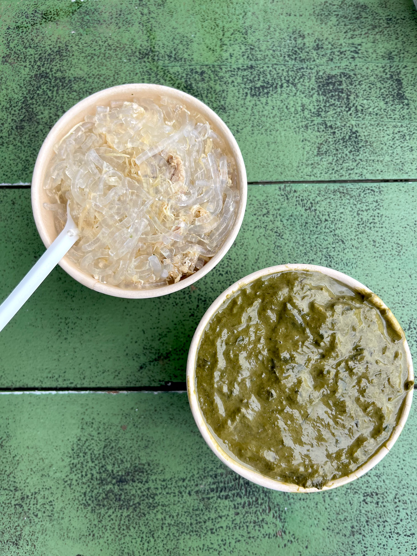 上はチキンロングライス。下は深みのあるまろやかな味わいのイカのルアウ（シチュー）。各11.25ドル