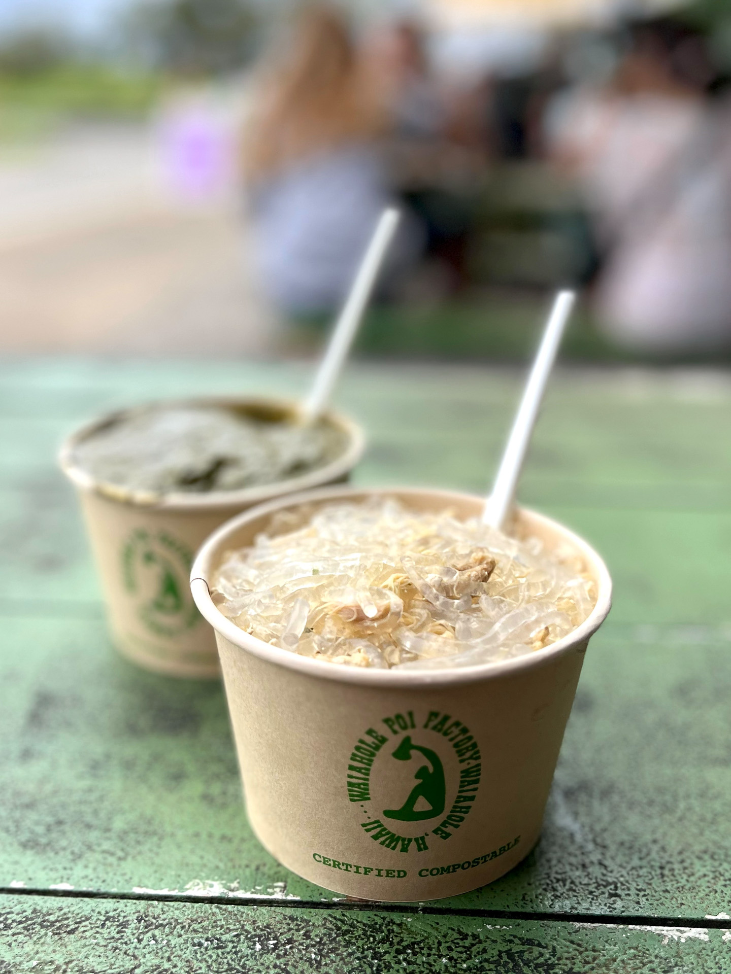 手前のチキンロングライスはショウガがきいたあっさりしたスープでハワイの食卓でよく作られている