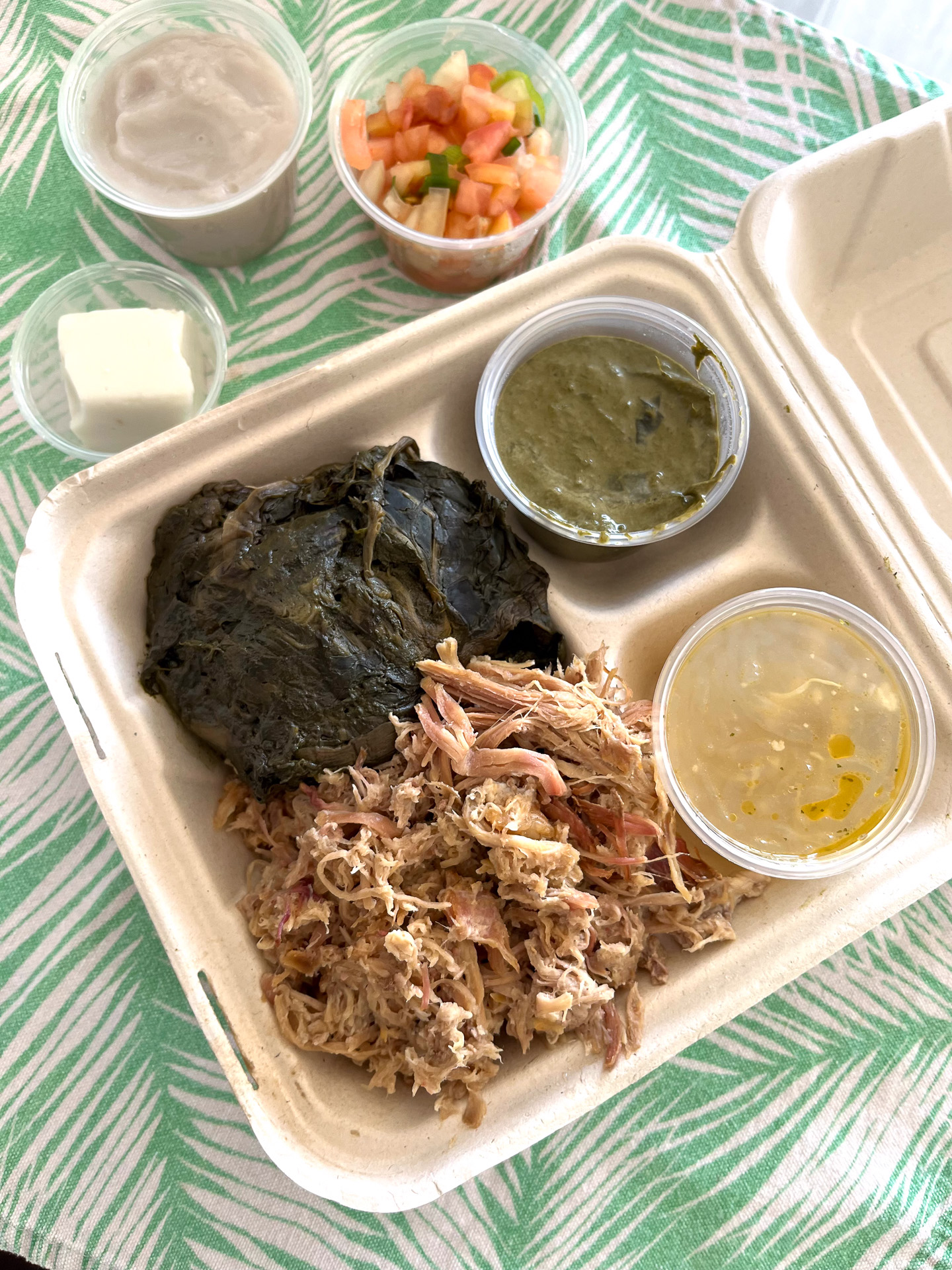 ラウラウ、カルーアピッグ、チキンロングライス、ルアウ、ロミサーモン、ハウピア、ポイのすべてが詰まったカナカ・ヌイ（28.50ドル）