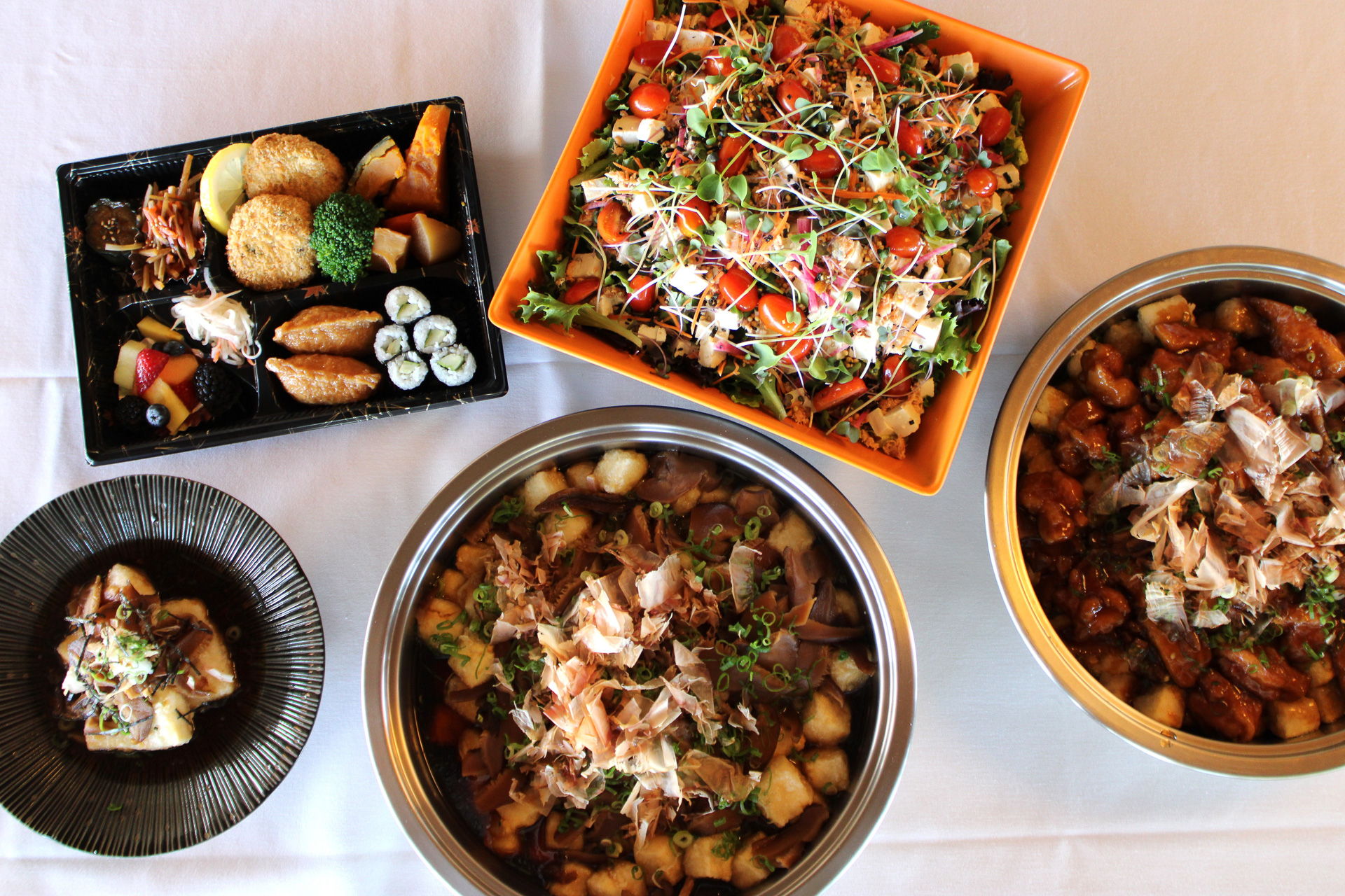 揚げ出しチキン豆腐やサーモン豆腐サラダなどハワイで育まれた日本料理の数々