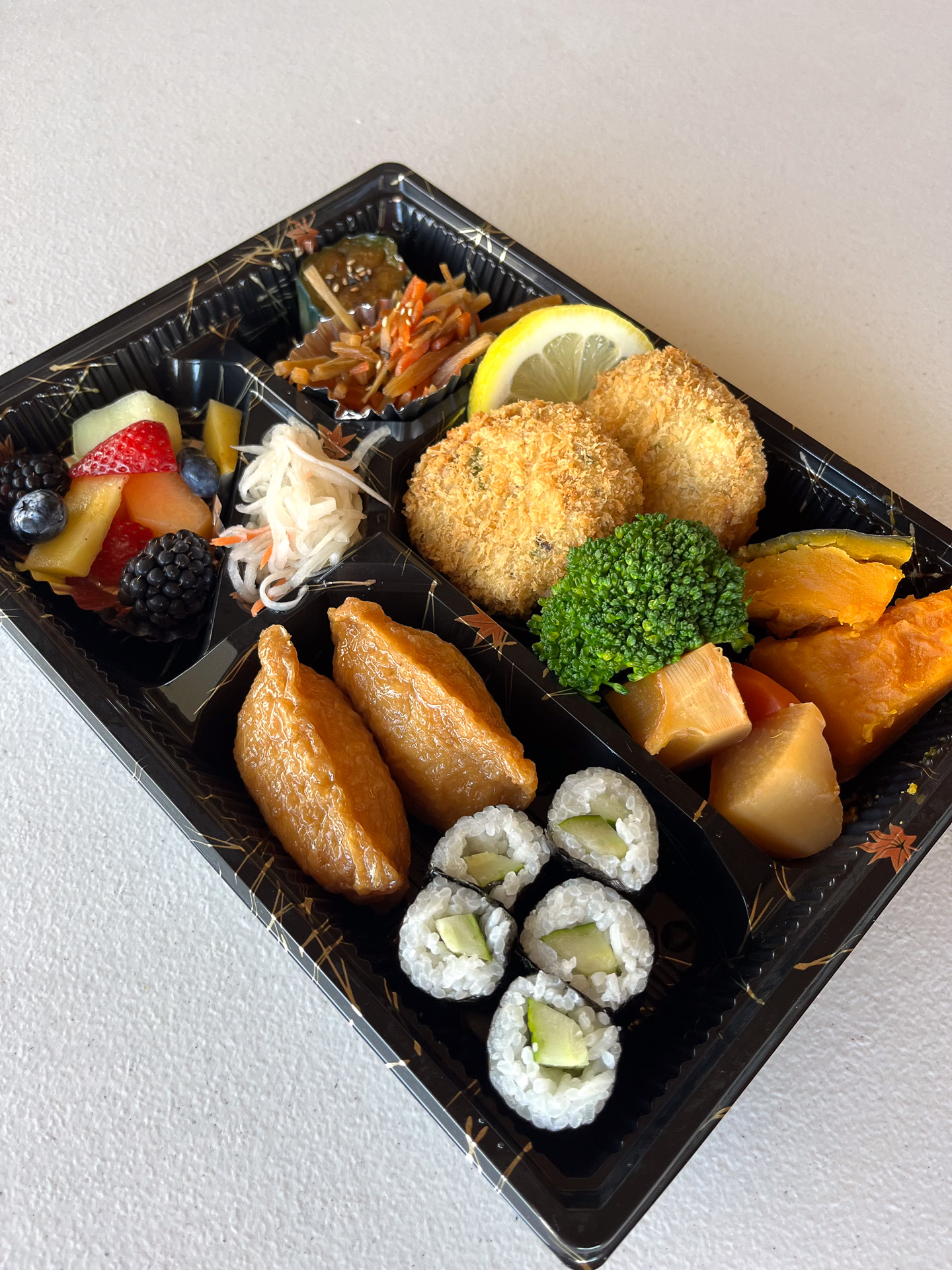 豆腐パティ（コロッケ）などが詰まった弁当（19ドル）