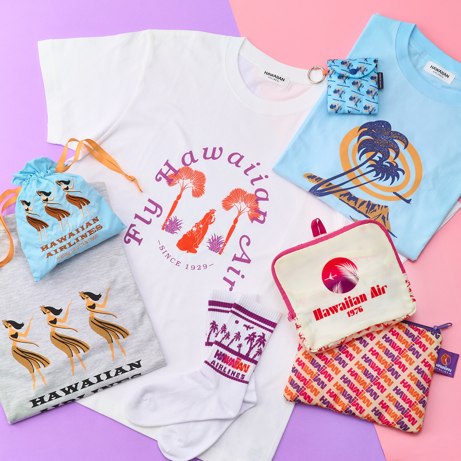 右上から時計回りに、Tシャツ、ミニポーチ ブルー、キャリーオンバッグ、フラットポーチ、リブソックス PALM、刺しゅう巾着