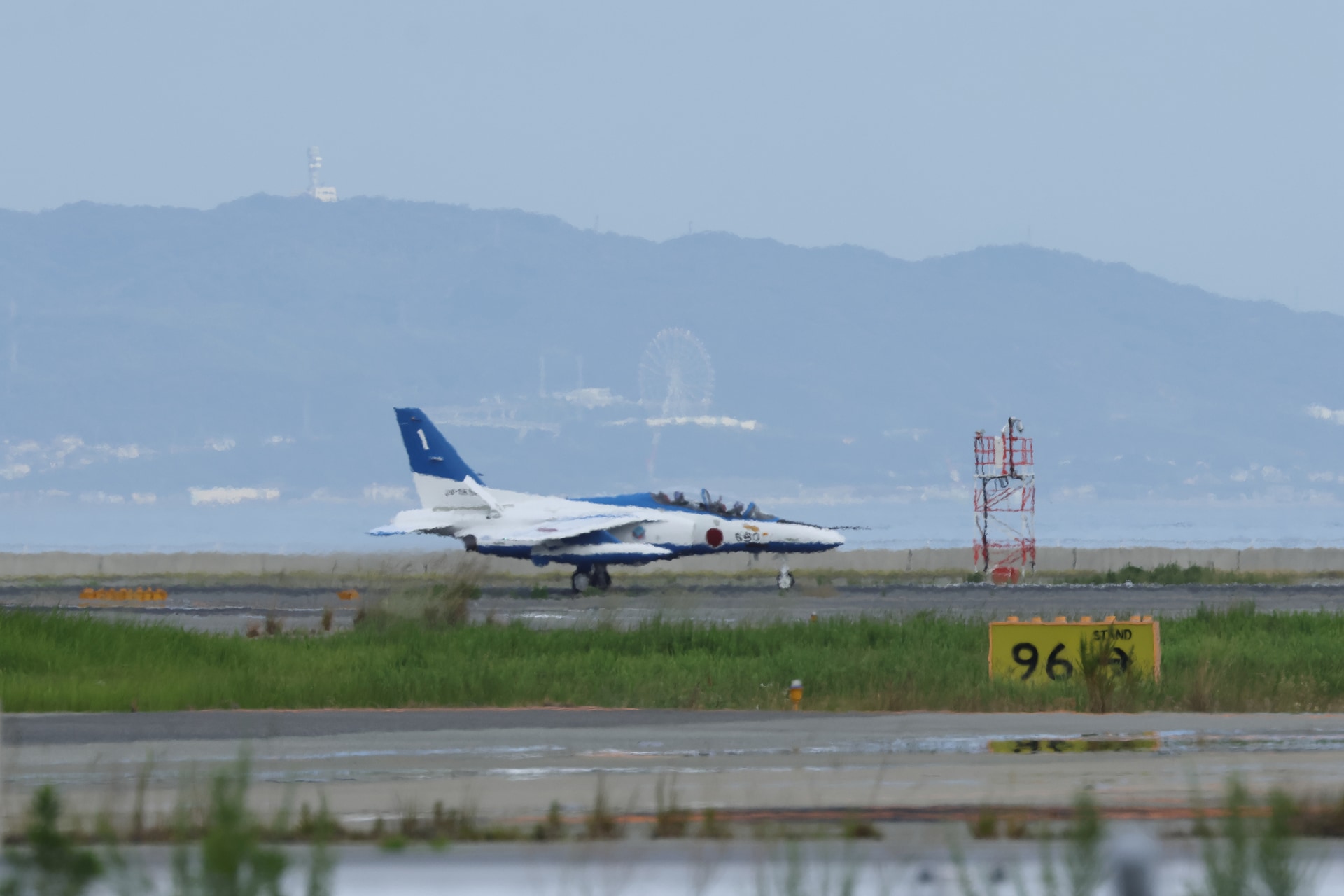 8時24分、1番機が着陸。3か月ぶりの関西空港への飛来だ。気温が高く、陽炎でメラメラだが、尾翼の数字ははっきりと見えた