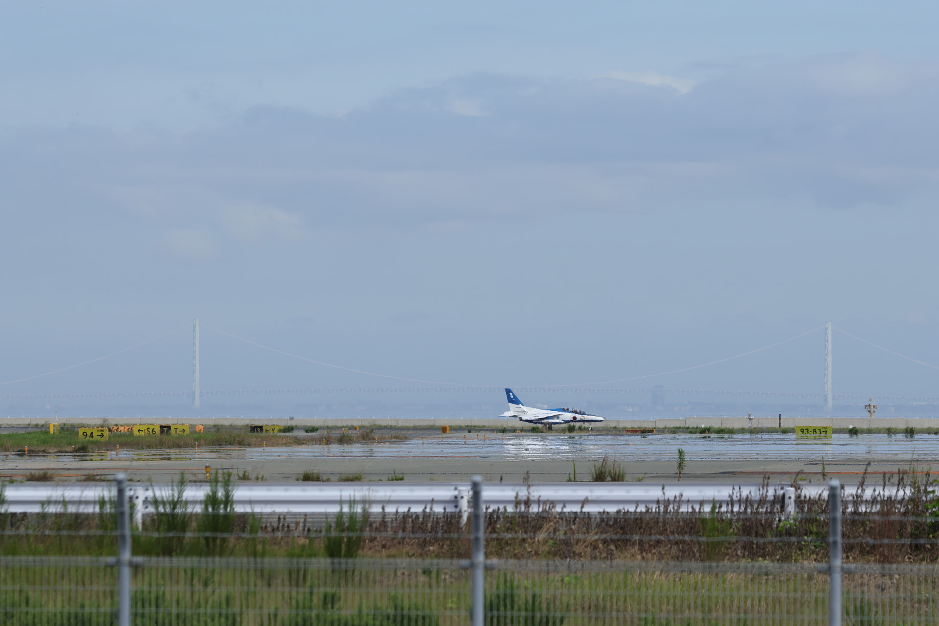 3番機は単機で着陸。背後は明石海峡大橋