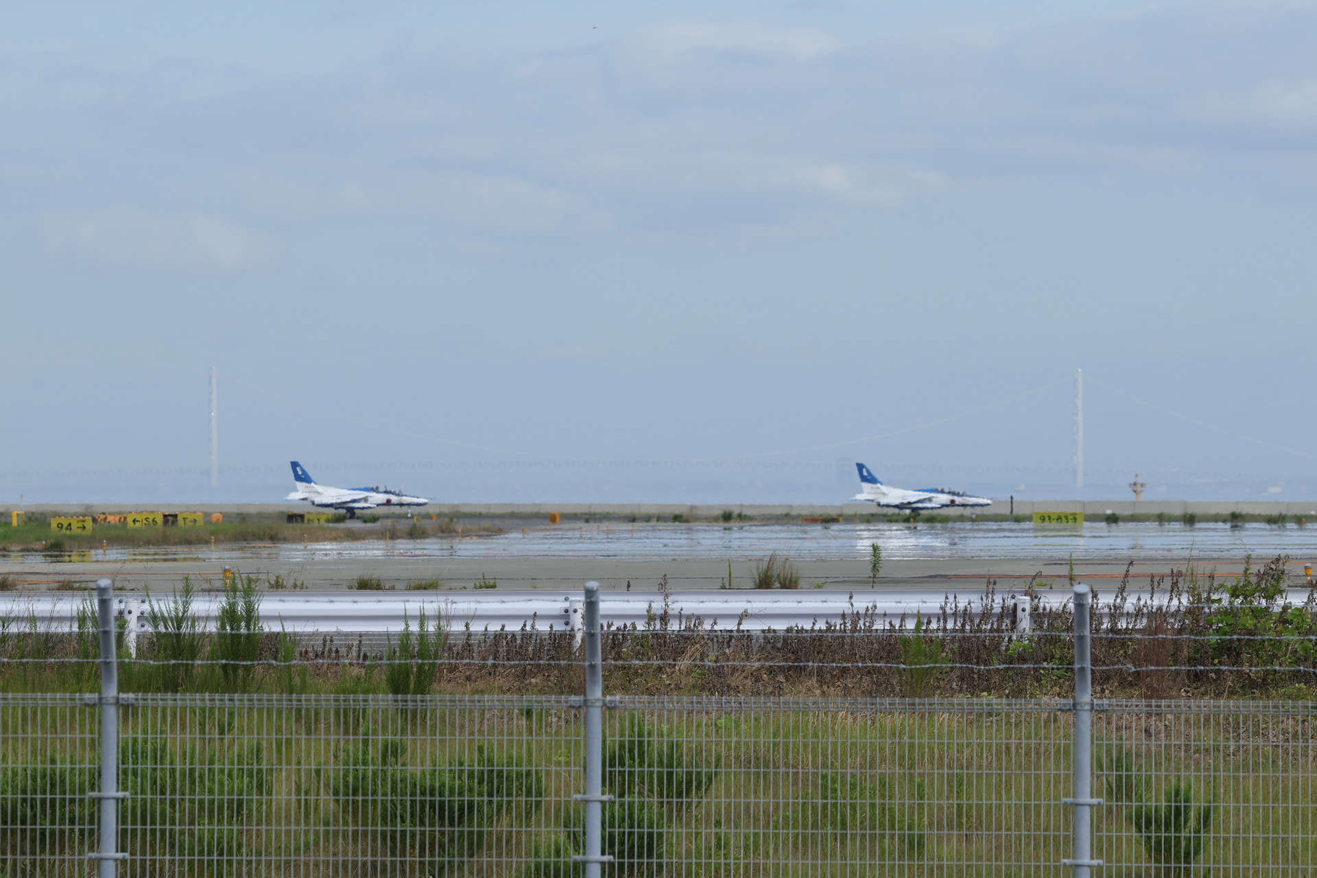 4番機と5番機、6番機と7番（予備）機は編隊着陸。なお、予備機も尾翼は「6」がついており、6番機が2機いるめずらしい光景となった。