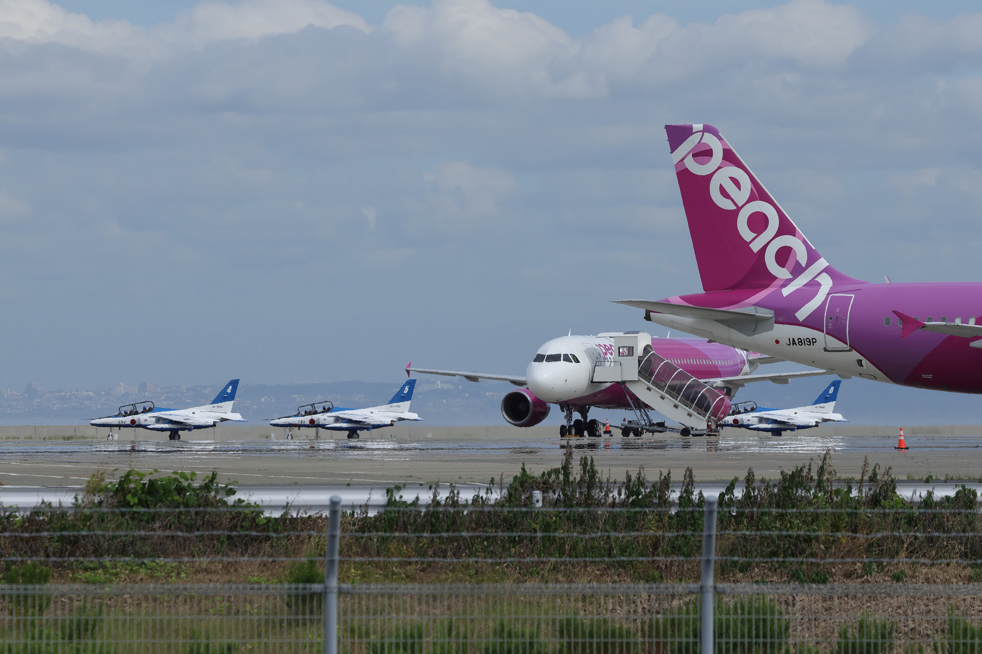 4機で駐機スポットへ。なお、259/260スポットは通常は国際貨物輸送のFedExが使用しており、ブルーインパルスの展開にあわせて地上での運用を変更している。