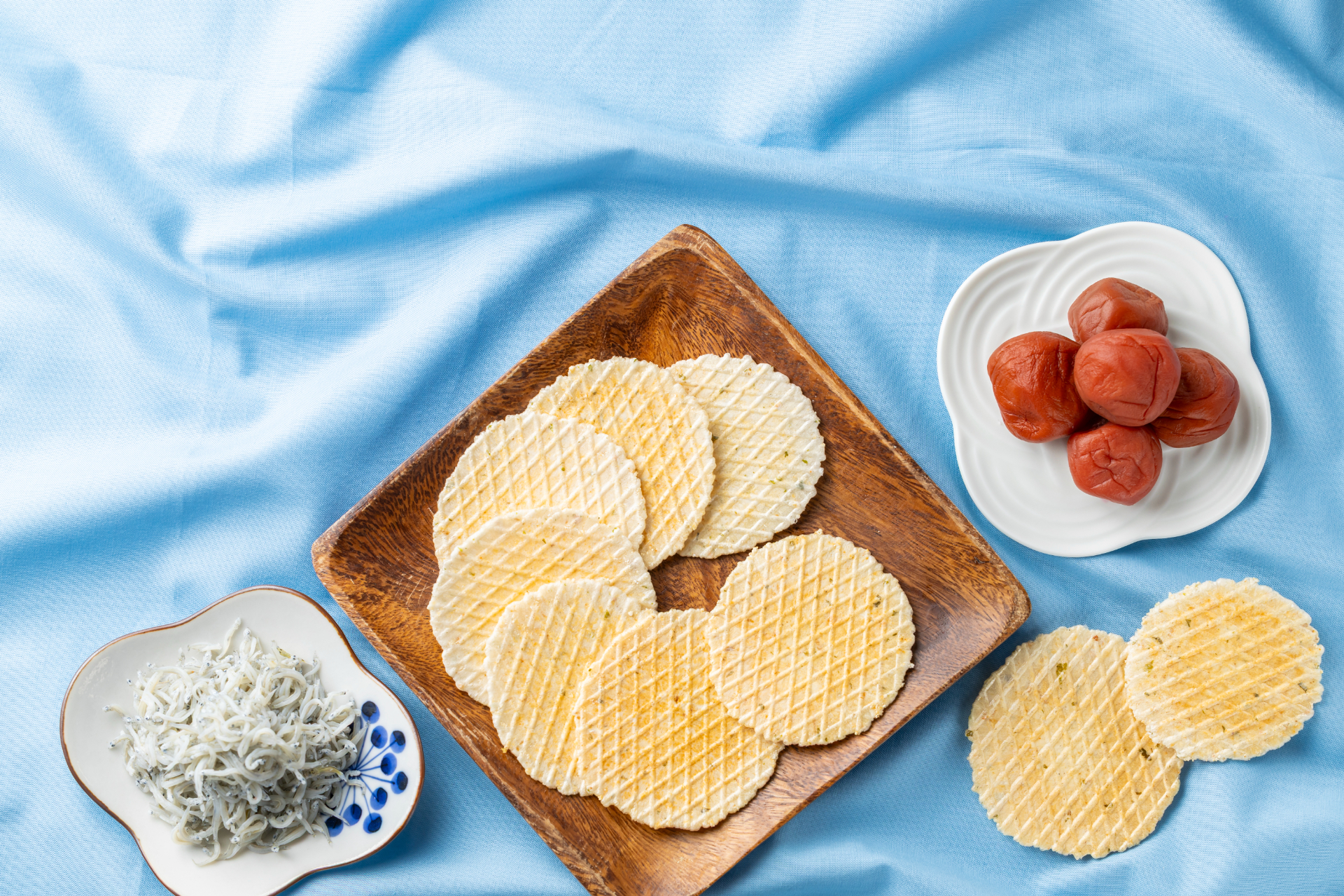 静岡しらすの梅せんべい（15枚843円）