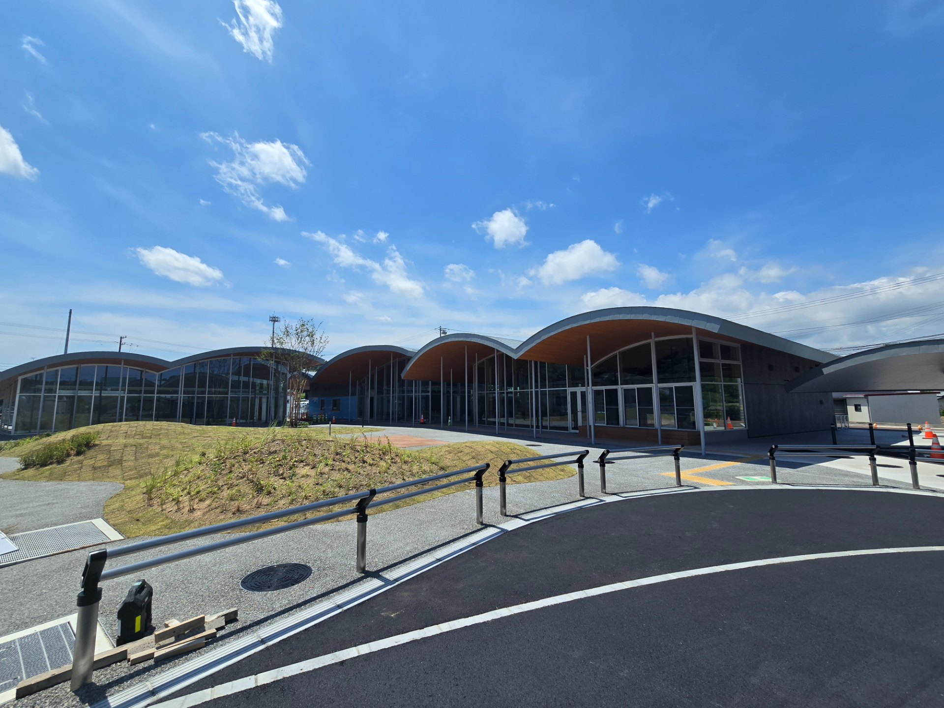 農産直売所、飲食棟、トイレ・休憩棟、イベントスペースや遊具、駐車場（普通車71台、身障者用2台、大型車6台、EV充電1台計80台、バイク7台程度）で構成