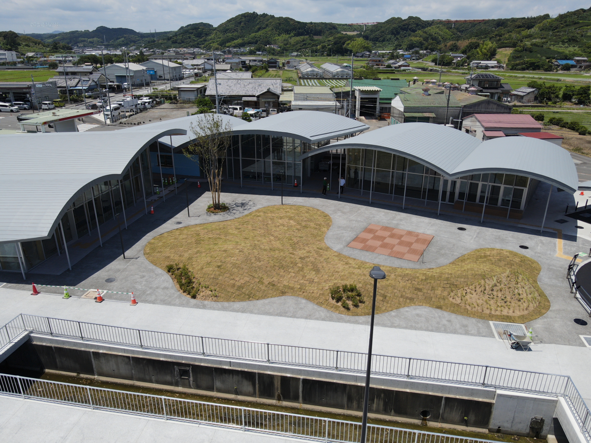 農産直売所、飲食棟、トイレ・休憩棟、イベントスペースや遊具、駐車場（普通車71台、身障者用2台、大型車6台、EV充電1台計80台、バイク7台程度）で構成