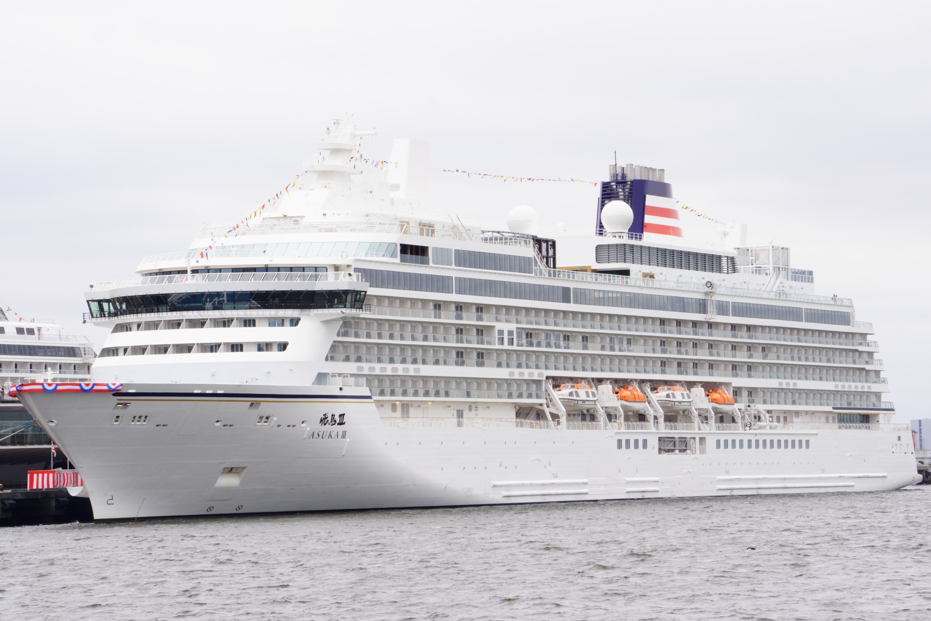 横浜港大さん橋国際客船ターミナルに停泊中の飛鳥III