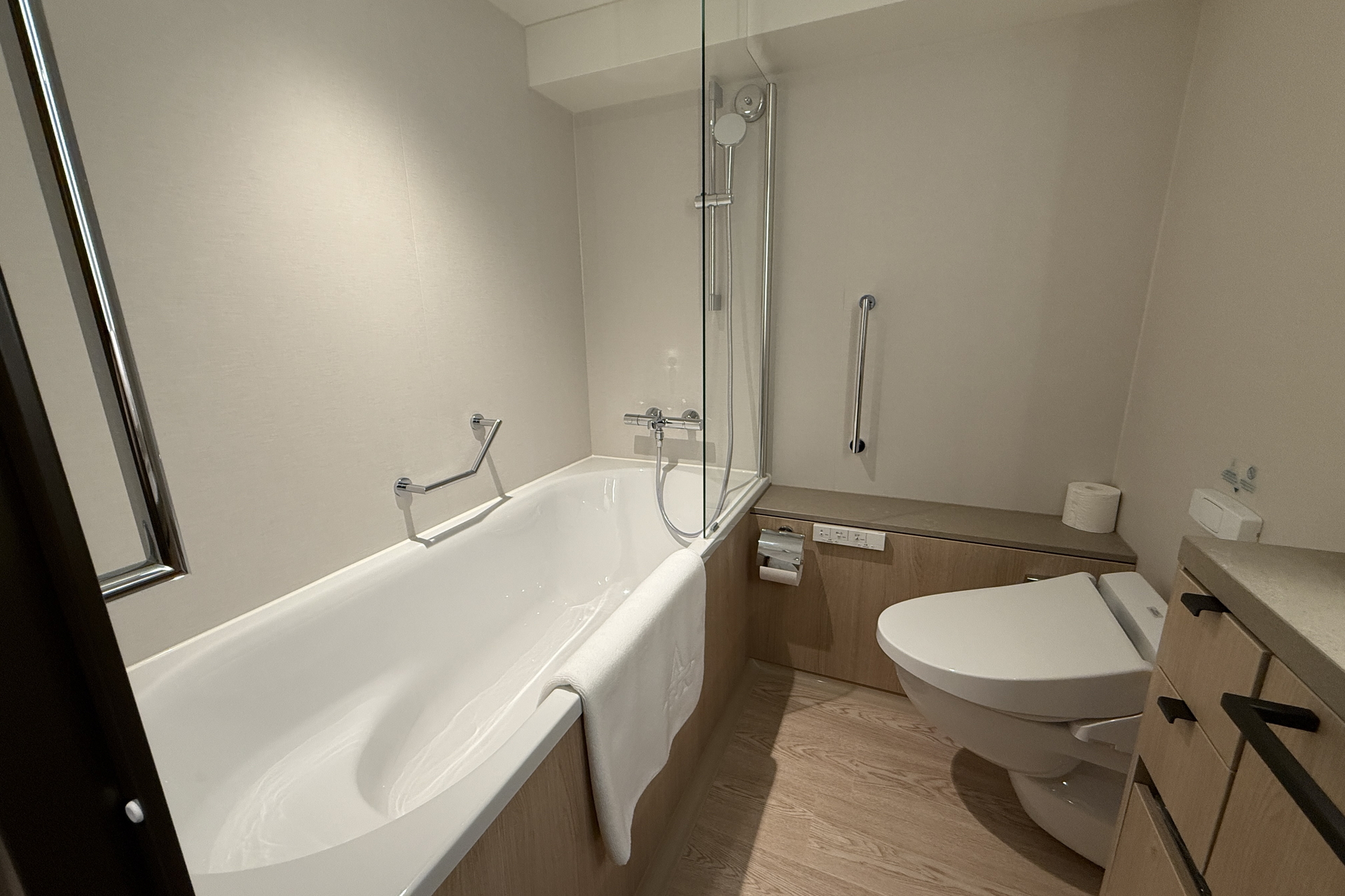 どの客室クラスもお湯につかってゆったりできる