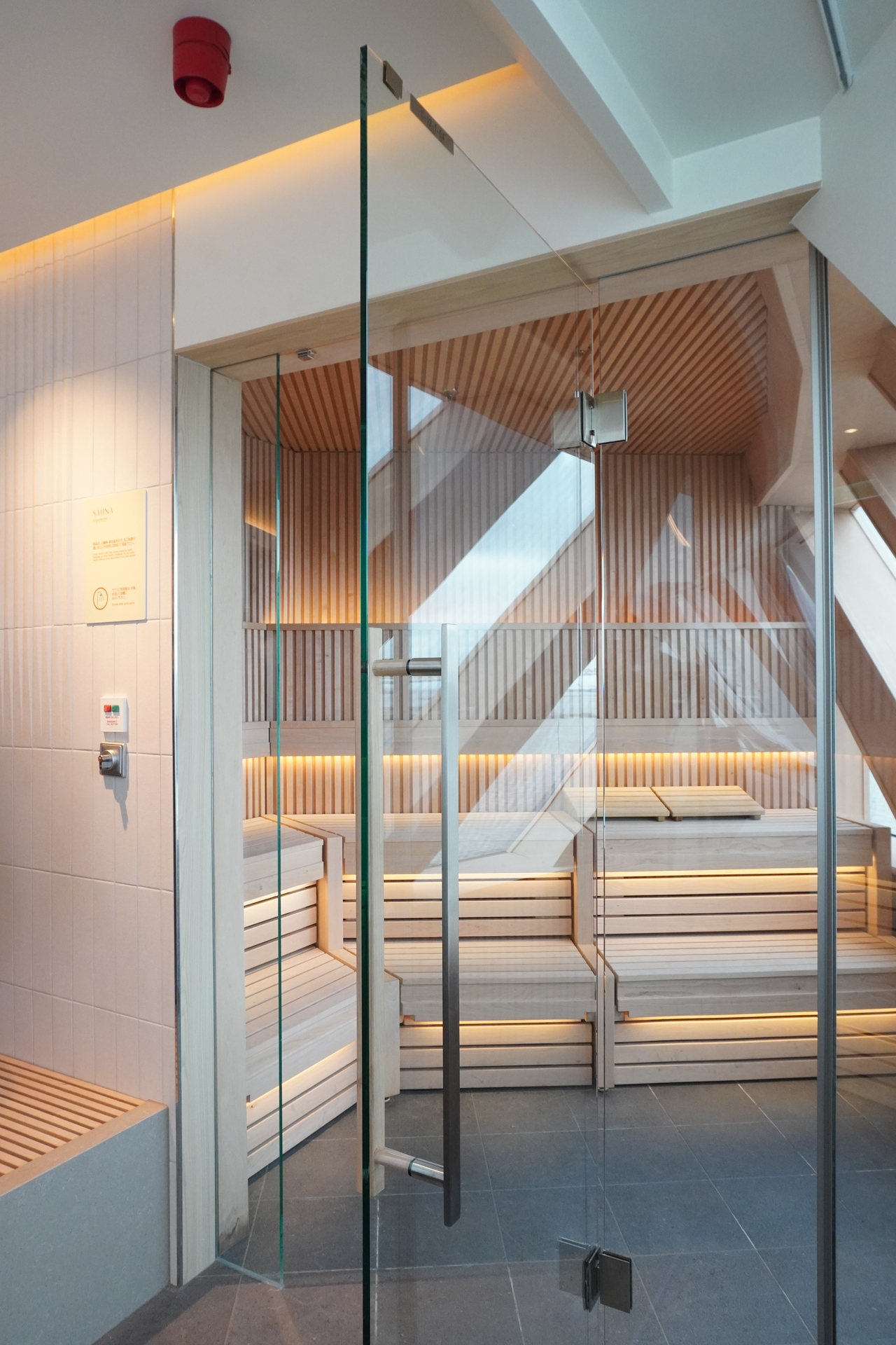ガラス張りのサウナ