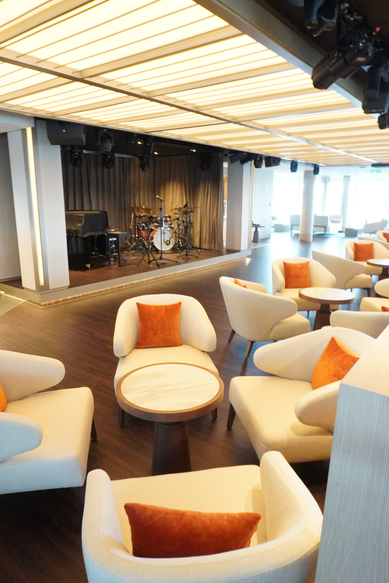 時間帯によってはバンドの生演奏も楽しめる