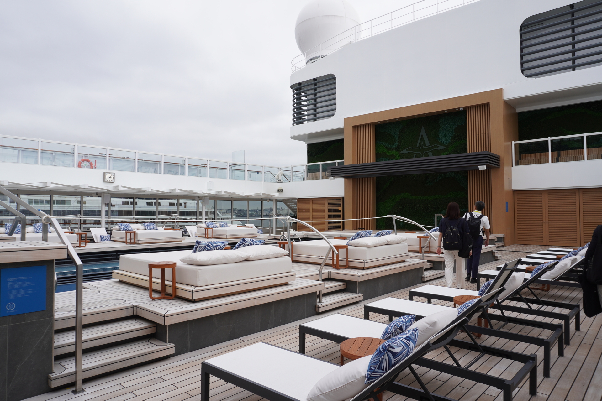 オープンエアが心地よいプールサイドバー